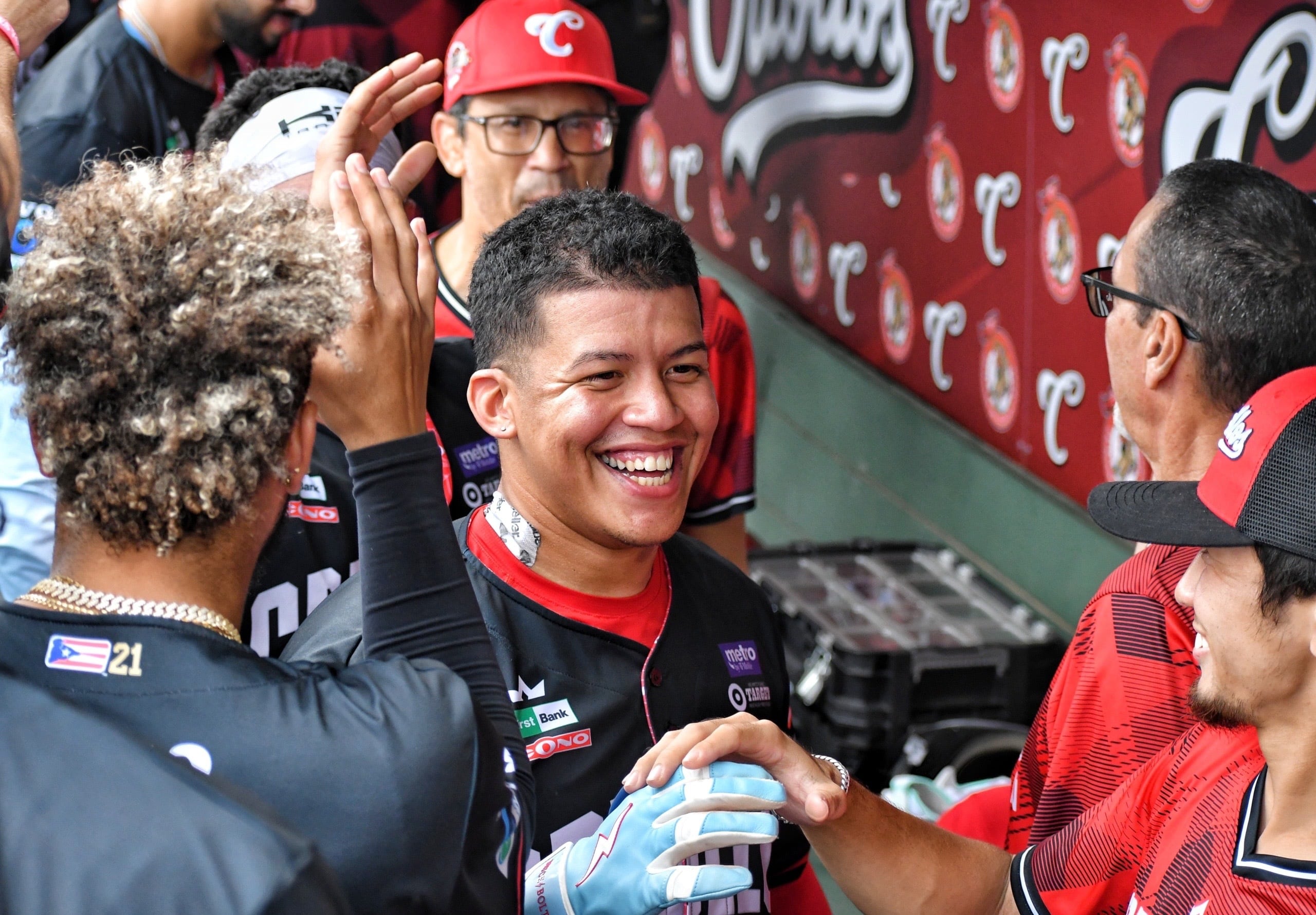 Onix Vega celebra el jonrón.