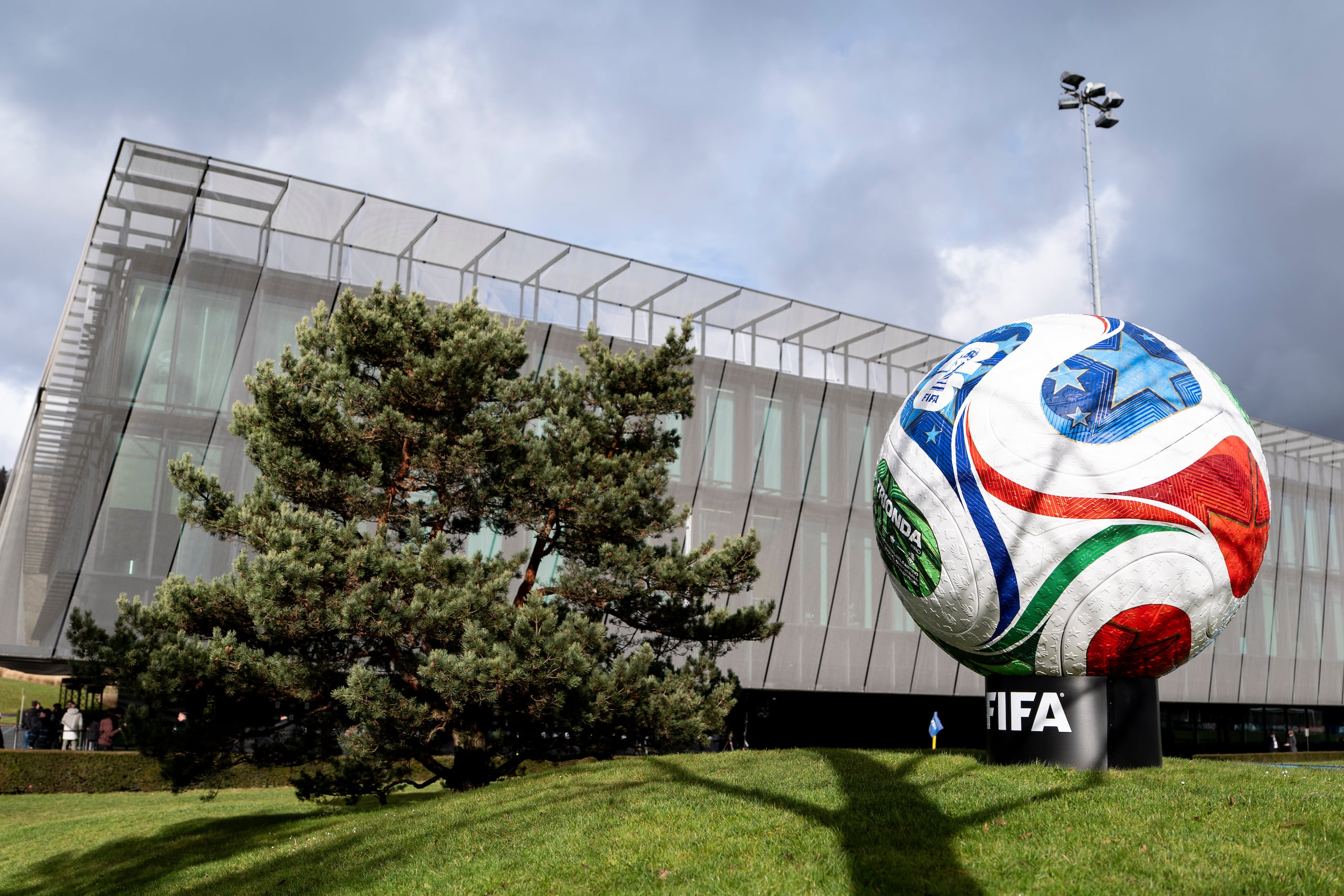 Trionda, una réplica gigante del balón oficial de la Copa Mundial 2026 afuera de las oficinas de la FIFA el jueves 20 de noviembre del 2025. (Claudio Thoma/Keystone via AP)