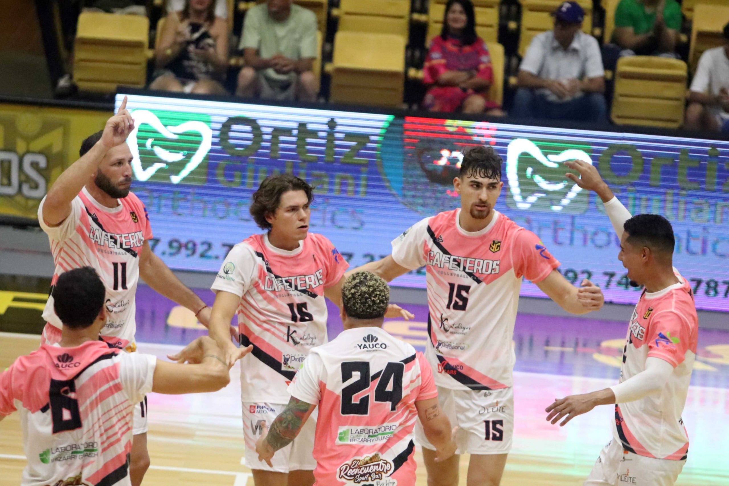 Los Cafeteros de Yauco celebran un punto durante el juego ante Adjuntas en la Cancha Raúl 'Pipote' Oliveras.