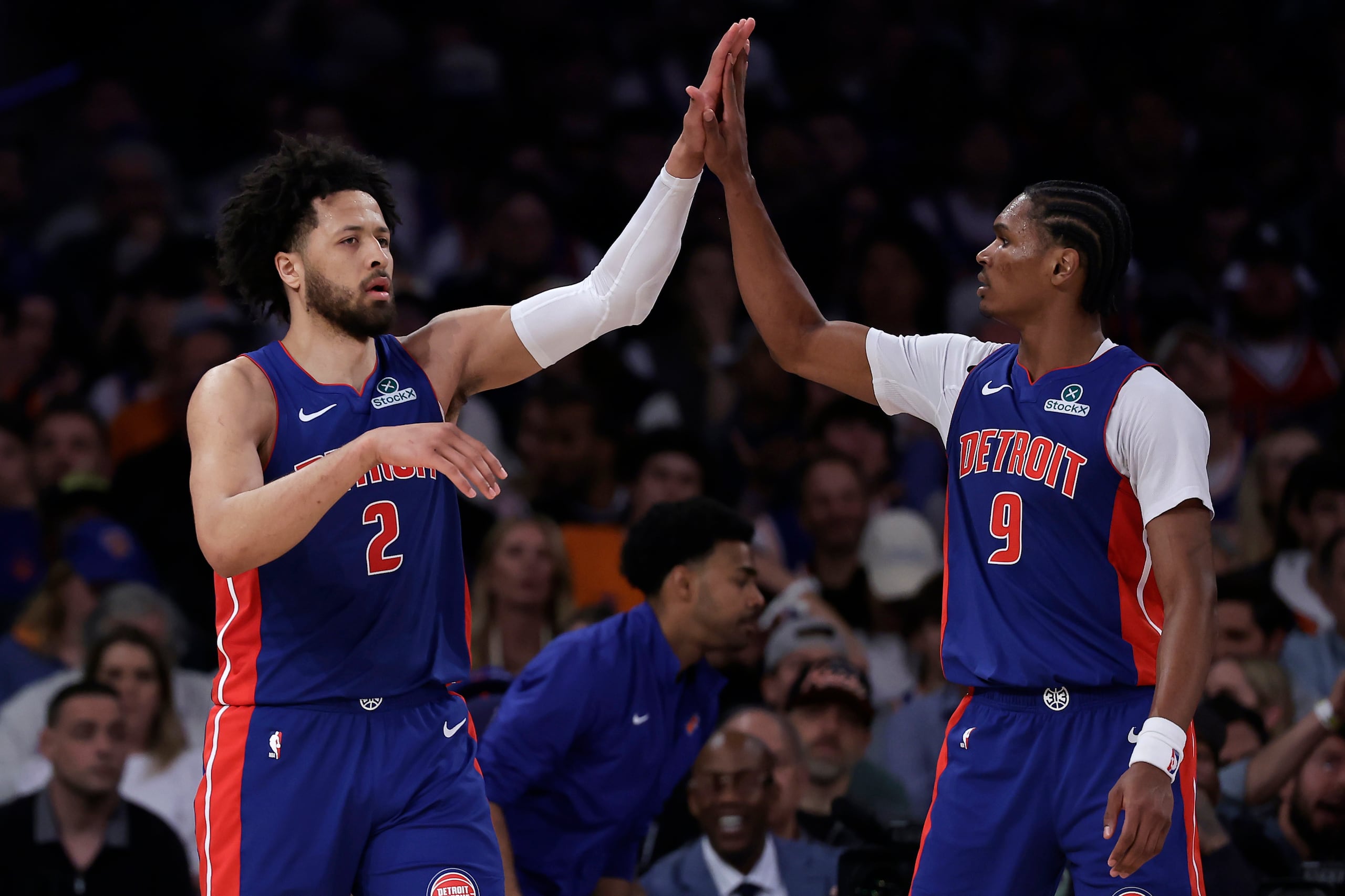 Cade Cunningham (izquierda) y Ausar Thompson, de los Pistons de Detroit.