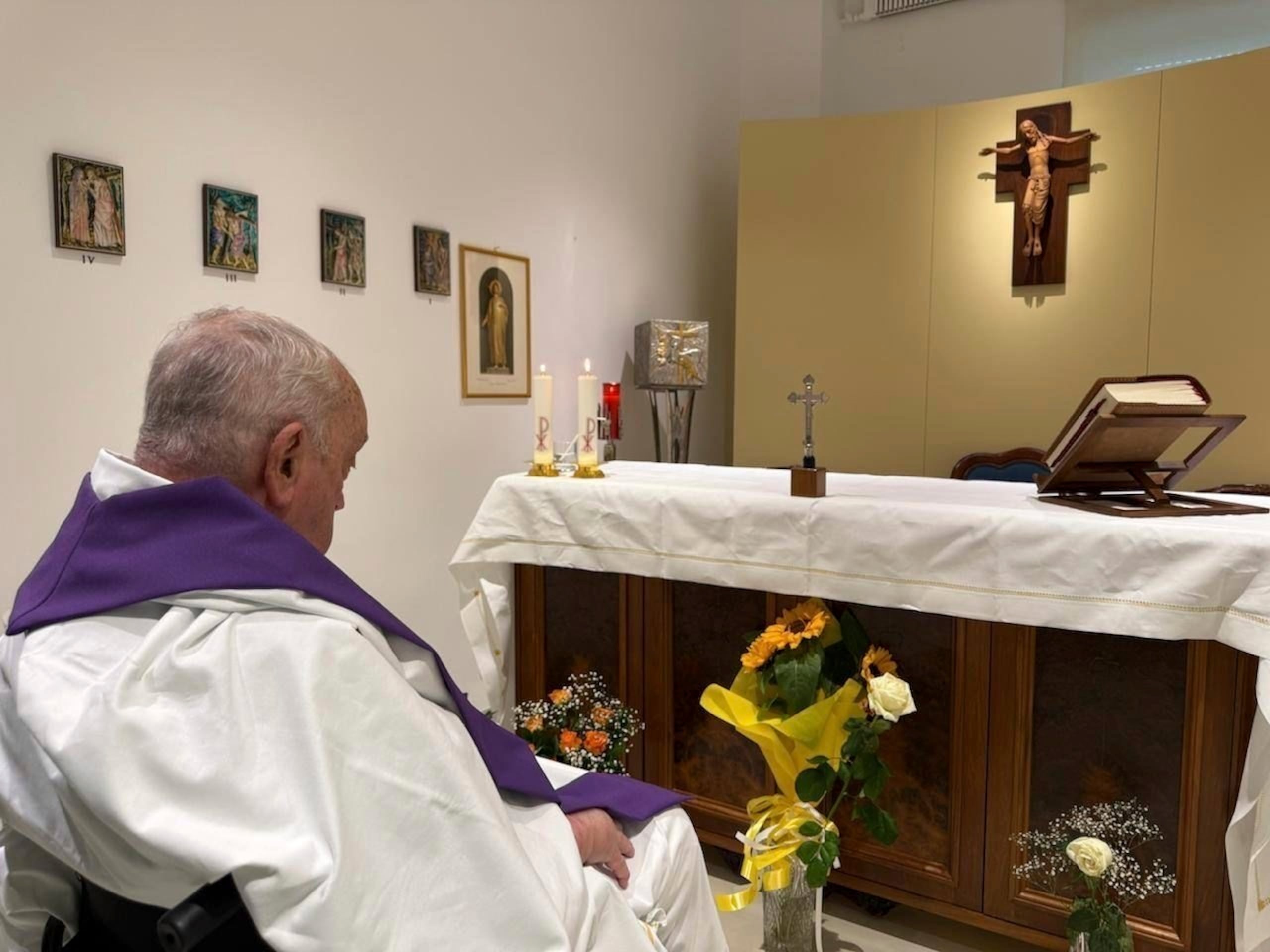 Foto difundida por el Vaticano en que se ve al papa Francisco celebrando misa en una capilla del Hospital Policlínico Agostino Gemelli de Roma, el 16 de marzo del 2025. (Servicio de Prensa del Vaticano via AP )