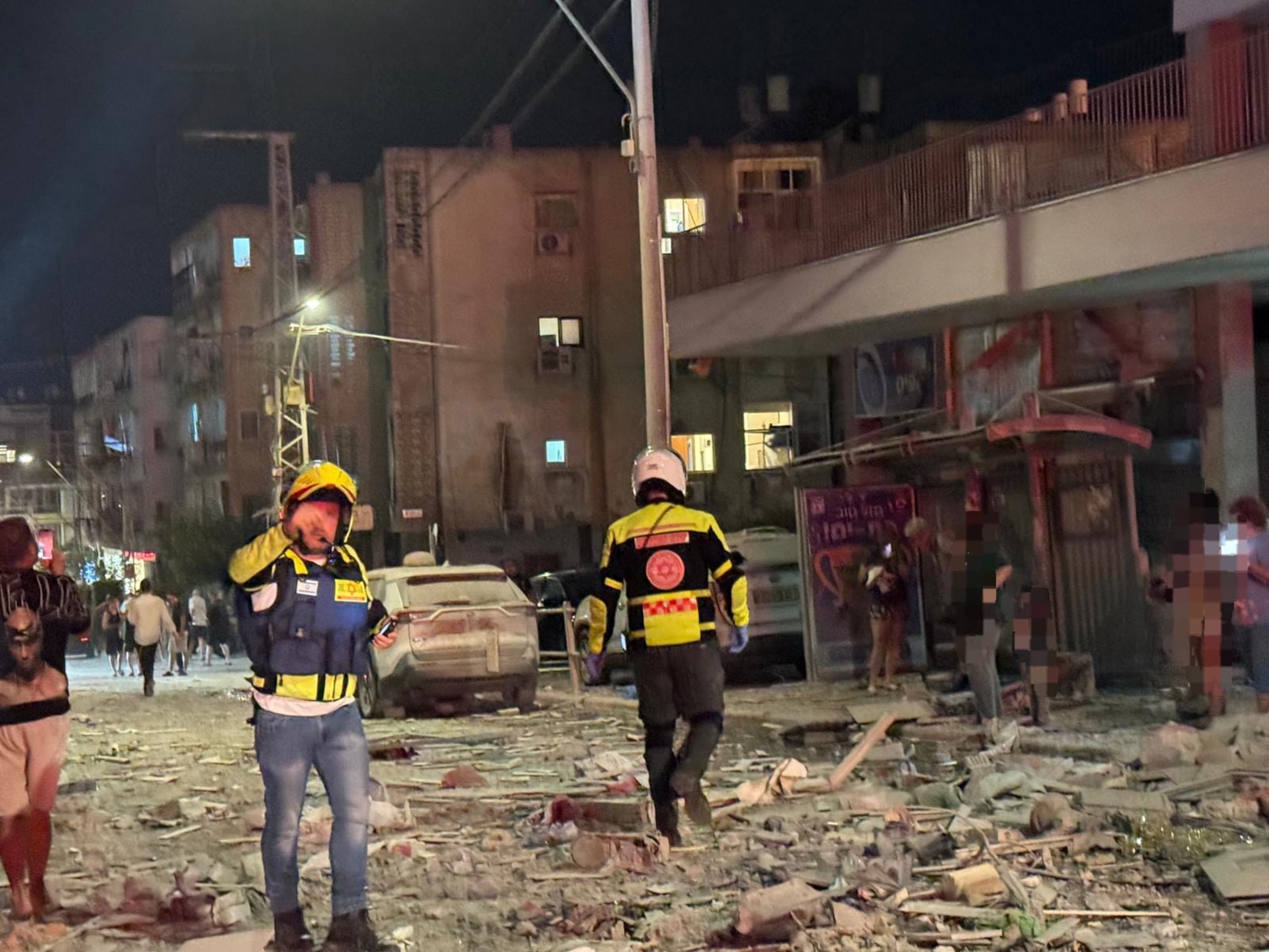 Una mujer murió y varias personas más resultaron heridas cuando una casa de dos pisos en el norte de Israel fue alcanzada por misiles.