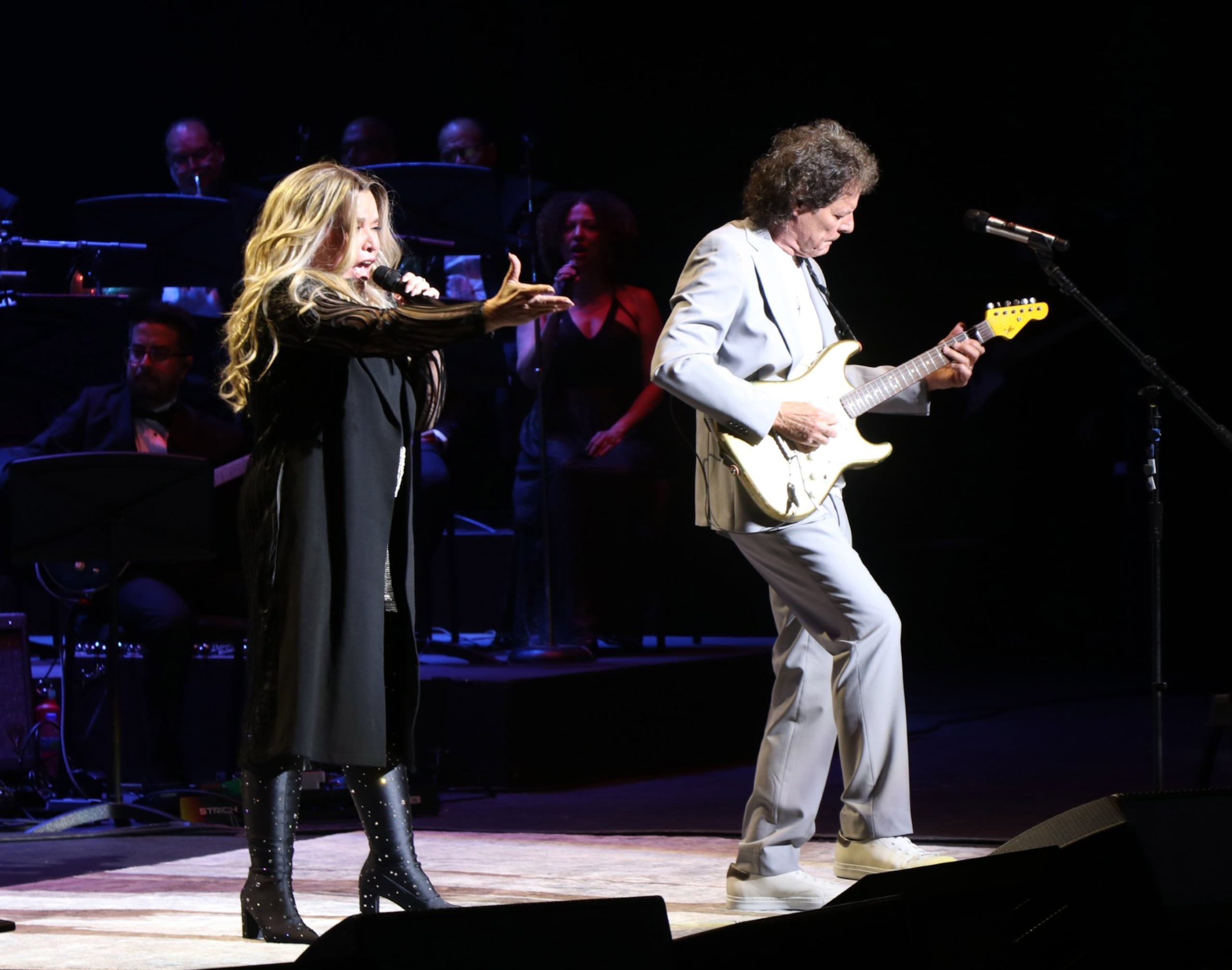 Ednita Nazario fue la última de las artistas invitadas en subir al escenario en una velada que celebró la amistad.