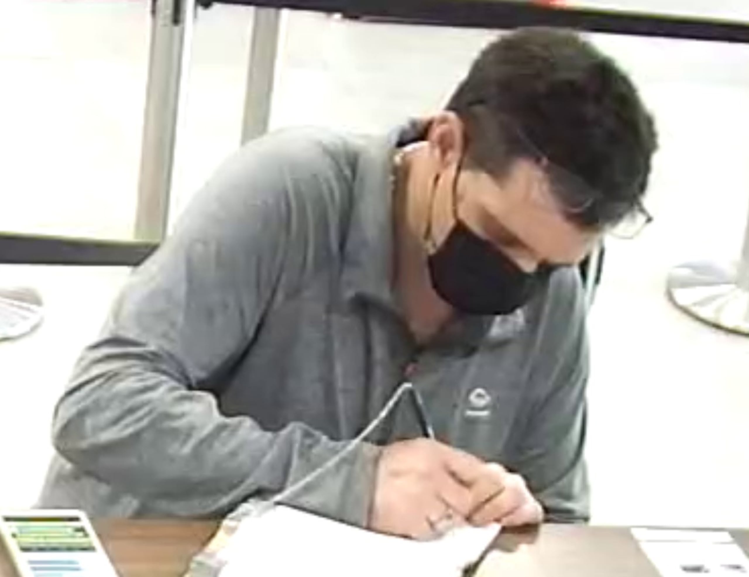Imagen de sospechoso de apropiarse de sobre $39,000 ilegalmente cambiando 14 cheques falsos en un día, con otra identidad.