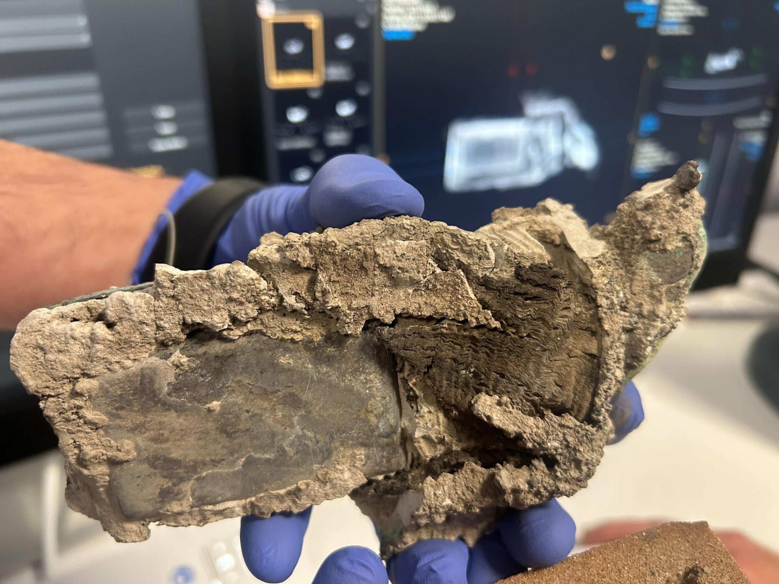 El uso de tecnologías de diagnóstico avanzadas, como tomografías computarizadas asistidas por IA y reconstrucciones 3D, permitió analizar el contenido del molde sin comprometer su integridad.