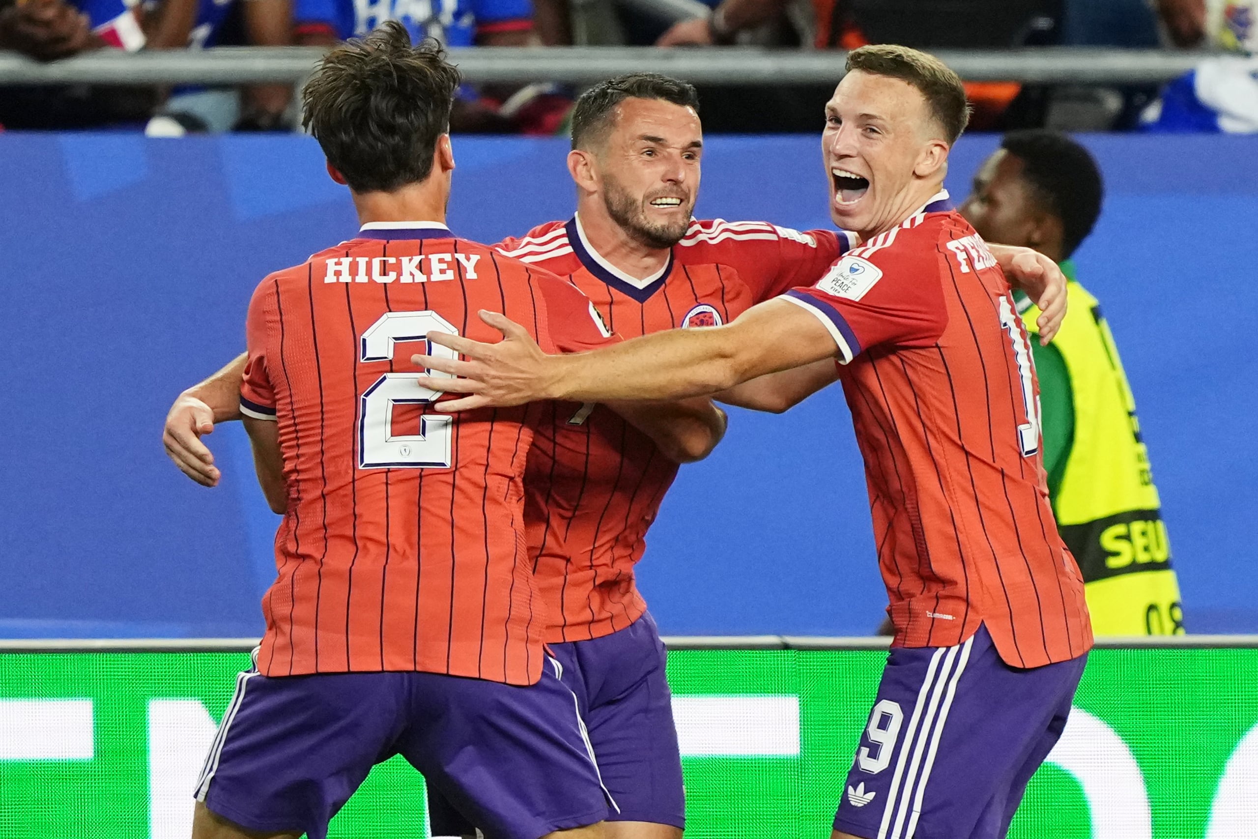John McGinn (centro), de Escocia, festeja con sus compañeros Aaron Hickey y Lewis Ferguson tras anotar ante Haití en un duelo del Mundial.