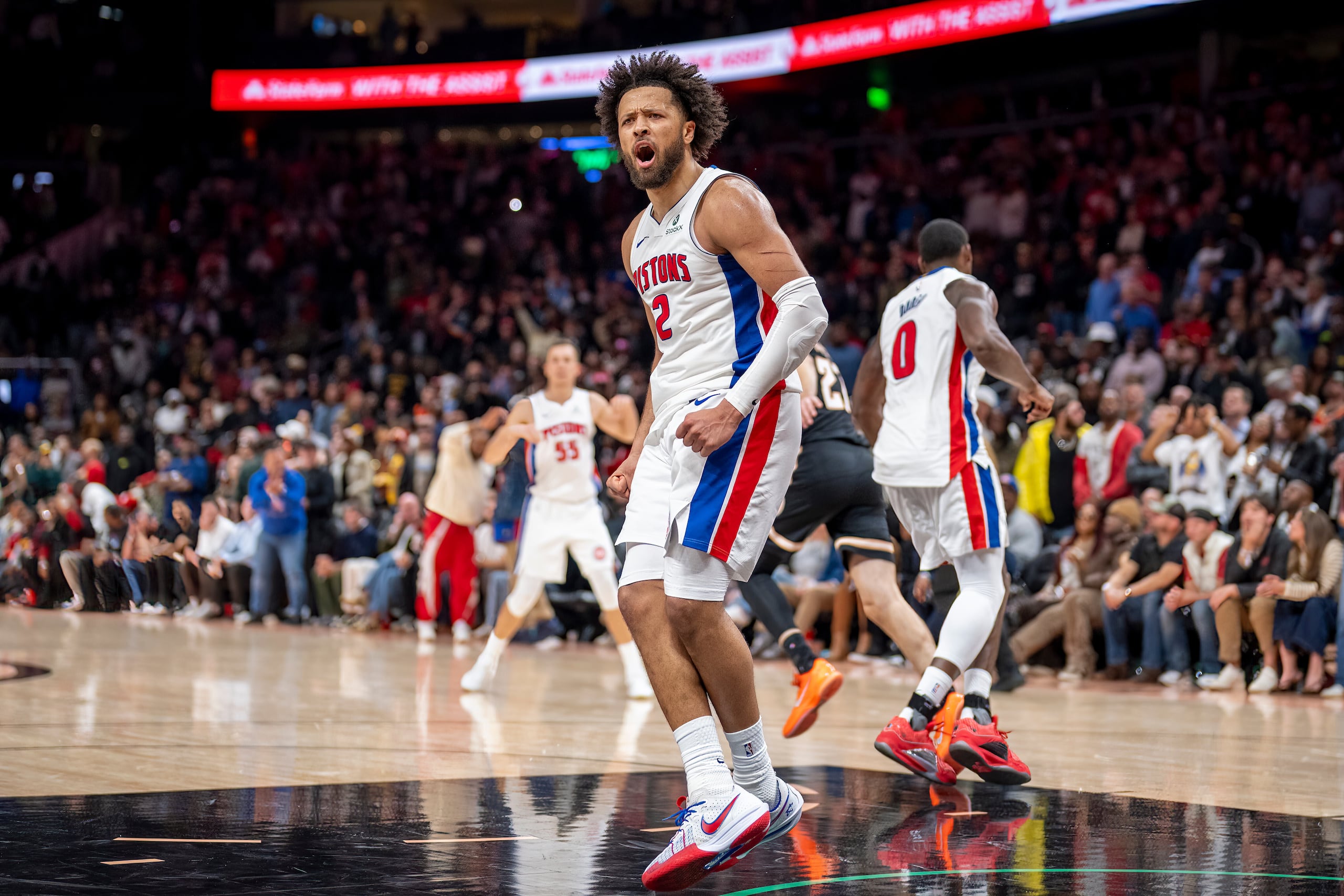 Cade Cunningham, base de los Pistons de Detroit, festeja tras encestar ante los Hawks de Atlanta, el martes 18 de noviembre de 2025 (AP Foto/Erik Rank)