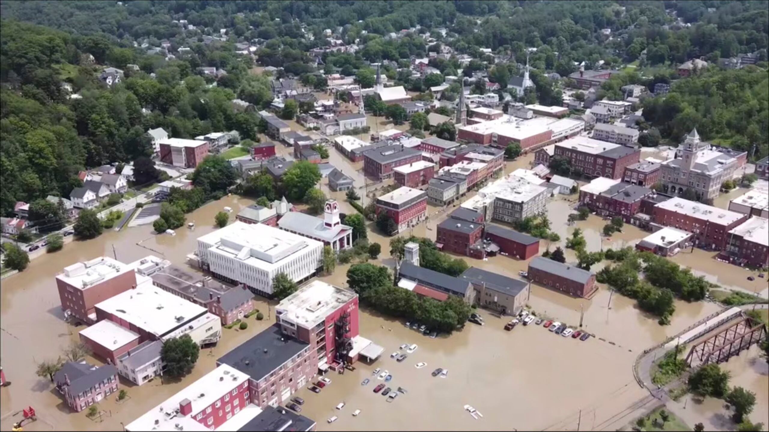 Esta captura de un video de un dron, cortesía de la Agencia de Agricultura, Alimentos y Mercados de Vermont, muestra las inundaciones en Montpelier, Vermont, el 11 de julio de 2023.