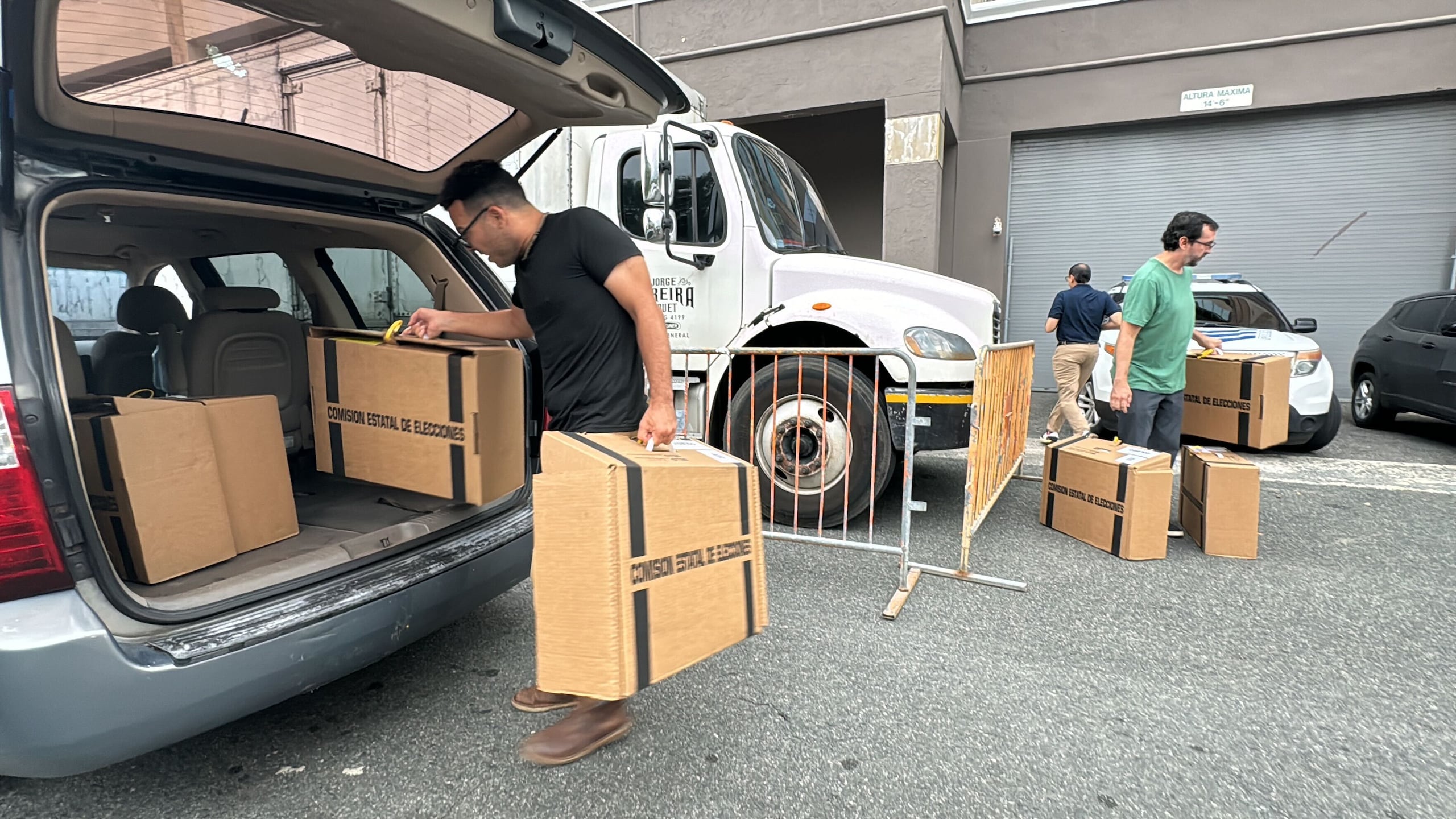 Comienzan a salir los últimos maletines a los centros de votación de San Juan.