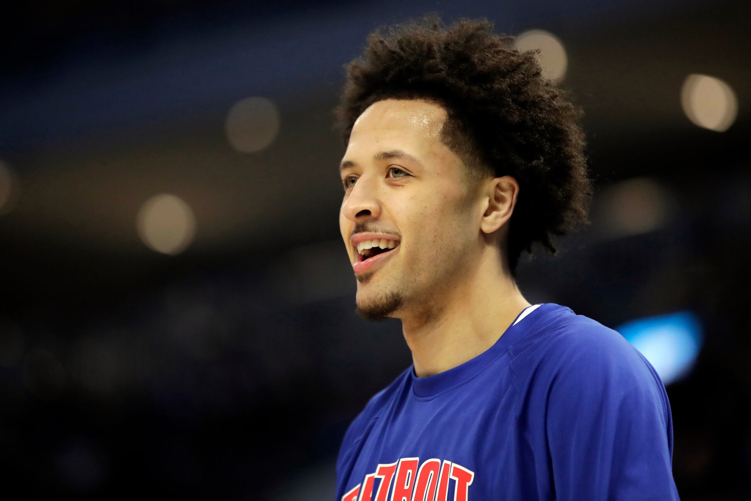 ARCHIVO - Cade Cunningham, de los Pistons de Detroit, sonríe antes de un partido de baloncesto de la NBA contra los Bucks de Milwaukee, el lunes 3 de enero de 2022, en Milwaukee. Los Pistons y Cunningham han acordado un contrato de cinco años y 224 millones de dólares, según una persona familiarizada con la situación. (AP Foto/Aaron Gash, Archivo)