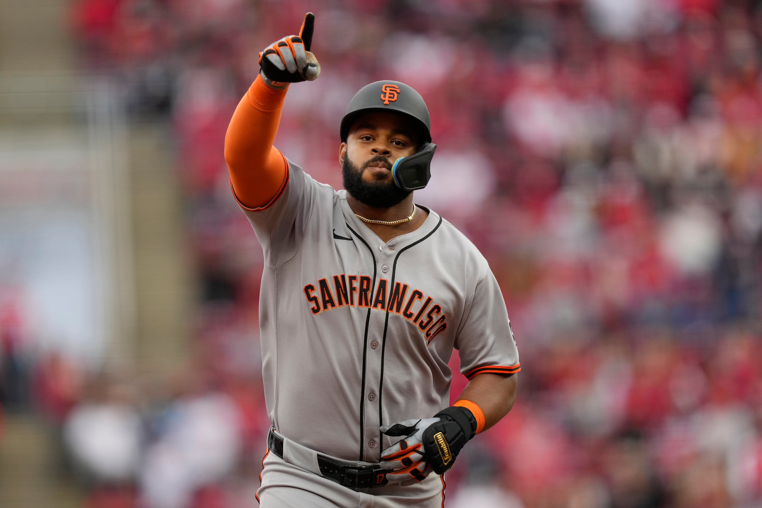 El puertorriqueña Heliot Ramos, de los Giants de San Francisco, festeja su cuadrangular de dos carreras ante los Reds de Cincinnati.