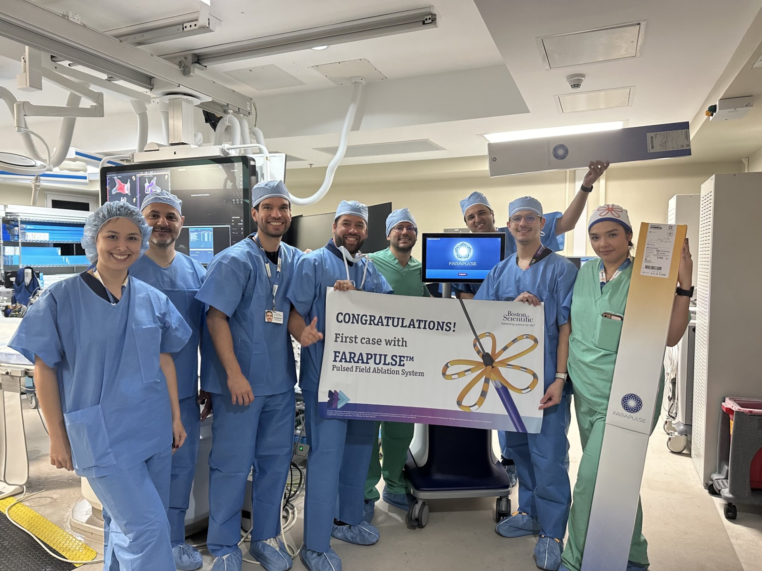 El equipo de profesionales celebró el resultado de la primera intervención con esta nueva tecnología médica.