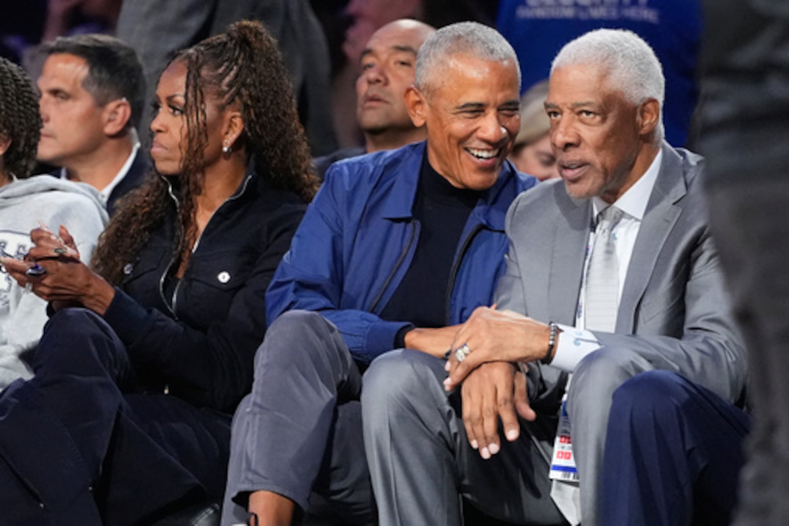Barack Obama habla con Julius Erving durante el partido de baloncesto de las estrellas de la NBA el domingo 15 de febrero de 2026, en Inglewood, California.