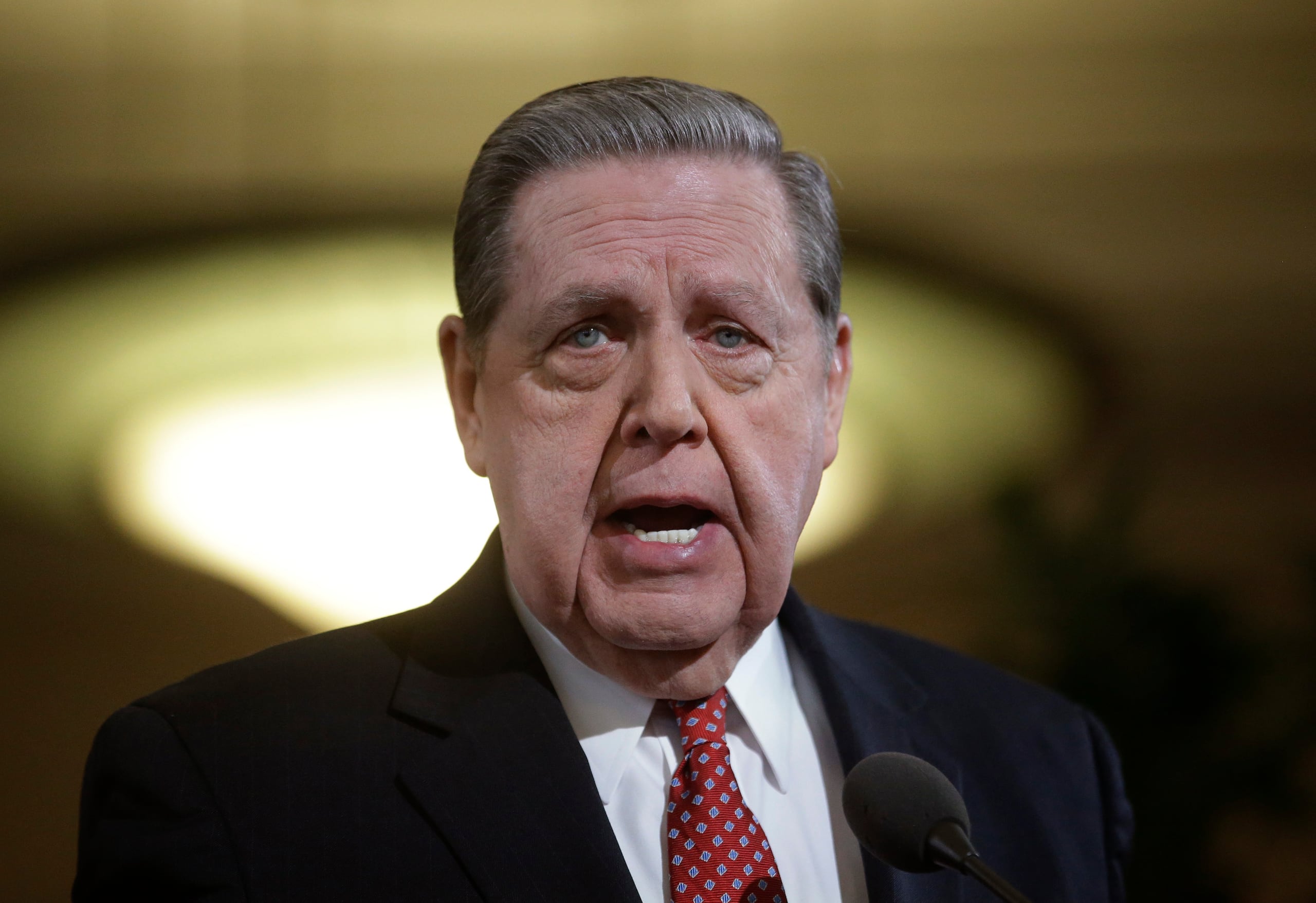 Jeffrey R. Holland, un alto funcionario de la Iglesia de Jesucristo de los Santos de los Últimos Días, habla durante una rueda de prensa en el Centro de Conferencias, en Salt Lake City, el 27 de enero de 2015. (Foto AP/Rick Bowmer/Archivo)