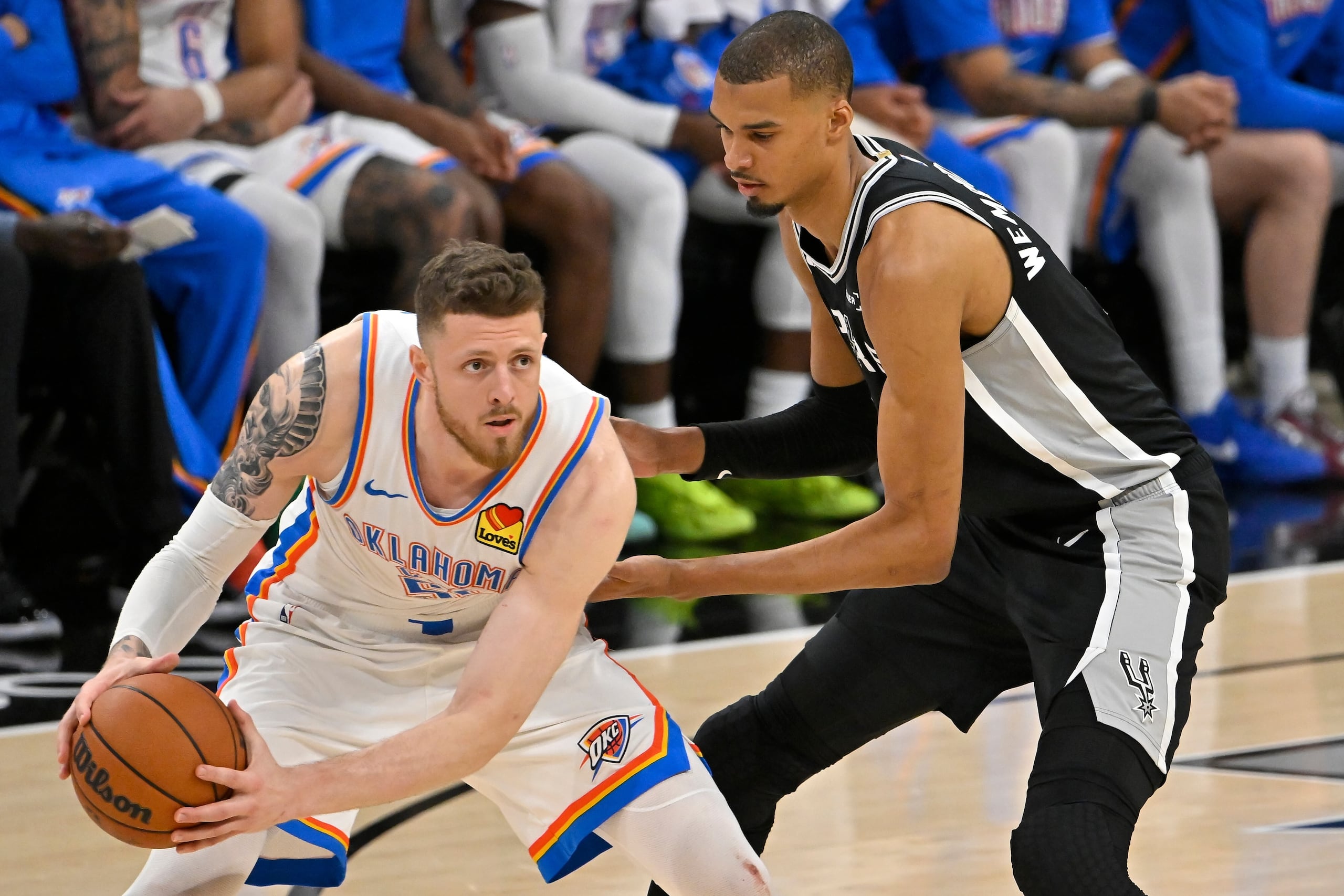 Victor Wembanyama defiende a Isaiah Hartenstein en la final de la Conferencia del Oeste.