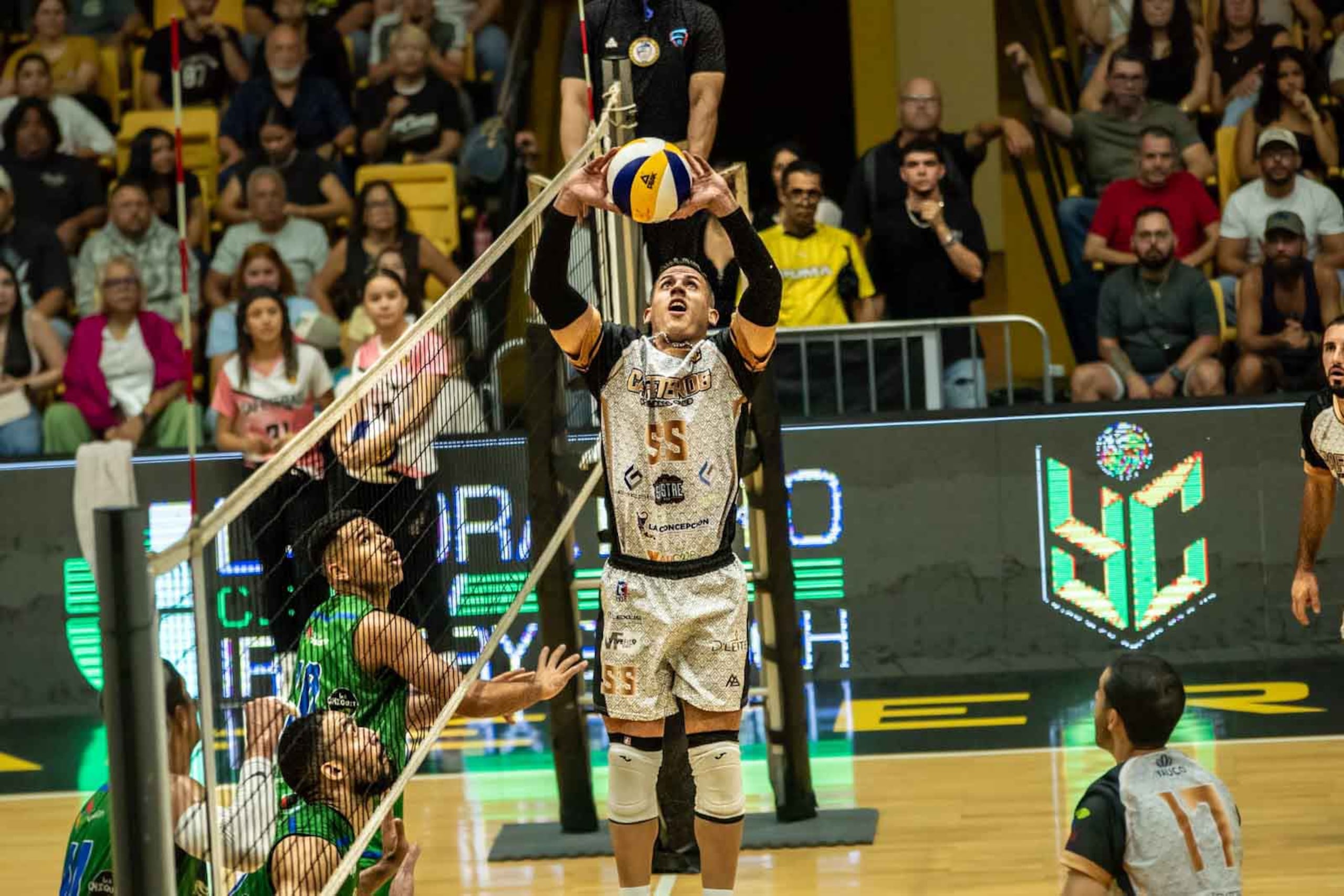 Kevin Rodríguez, de los Cafeteros de Yauco, durante el quinto juego de la semifinal B de la LVSM contra los Plataneros de Corozal.