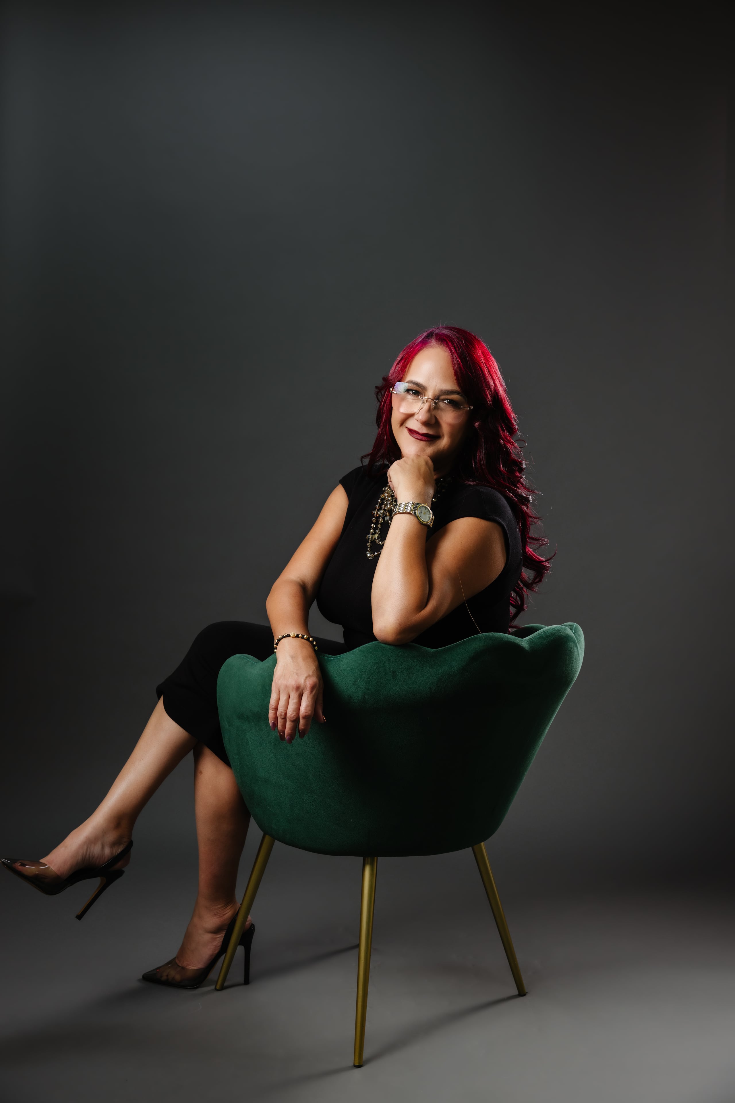 La educadora también se especializa en condiciones con pérdida auditiva y en terapia educativa.