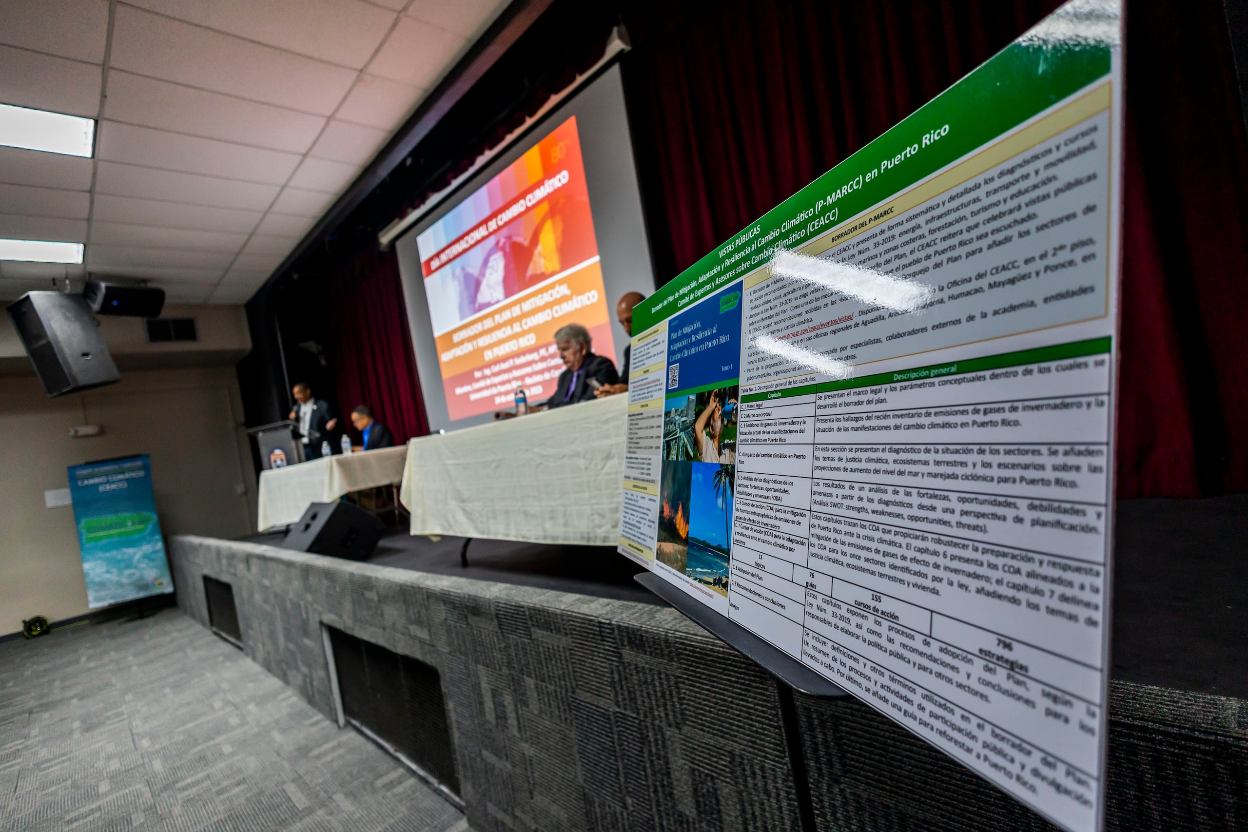 El rector de la UPR Carolina, José I. Meza Pereira, se dirige a los asistentes a un foro dirigido por el Comité de Expertos y Asesores de Cambio Climático del gobierno.