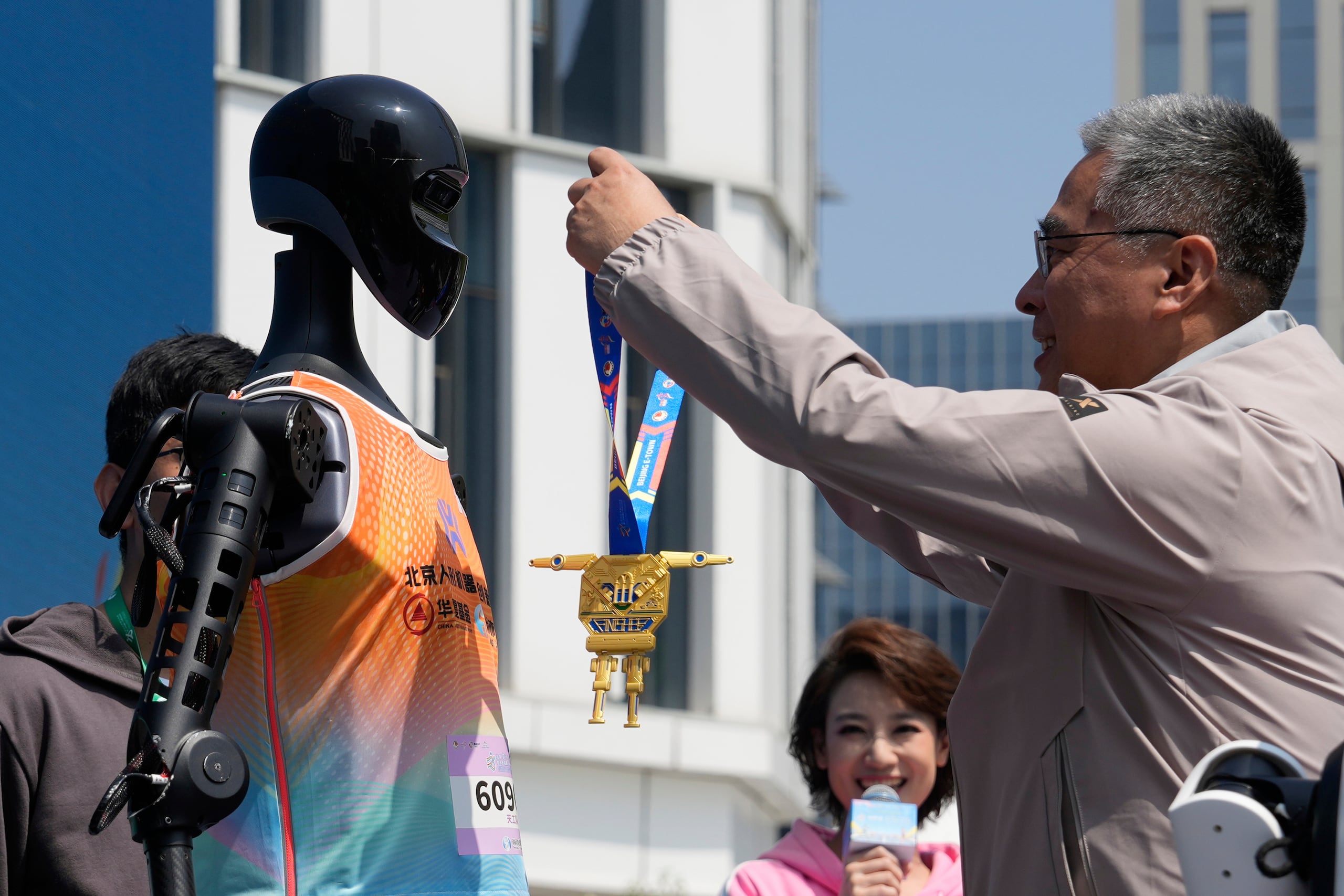 El robot Sky Project Ultra, también conocido como Tien Kung Ultra, recibe la medalla de oro tras ganar la Media Maratón de Robots Humanoides en Beijing, el sábado 19 de abril de 2025. (AP Foto/Ng Han Guan)