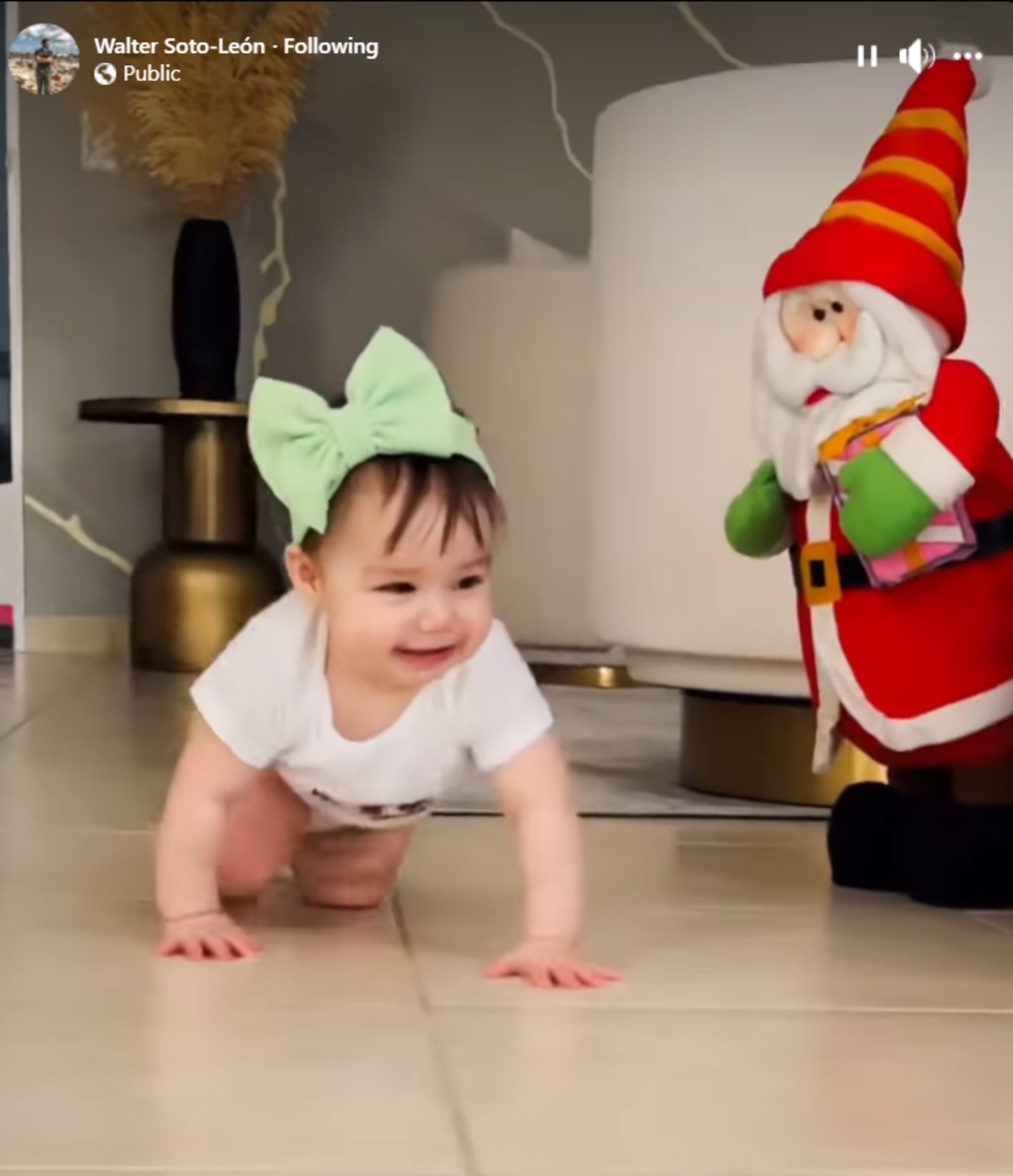 La pequeña fue gateando a toda velocidad rumbo a su regalos.