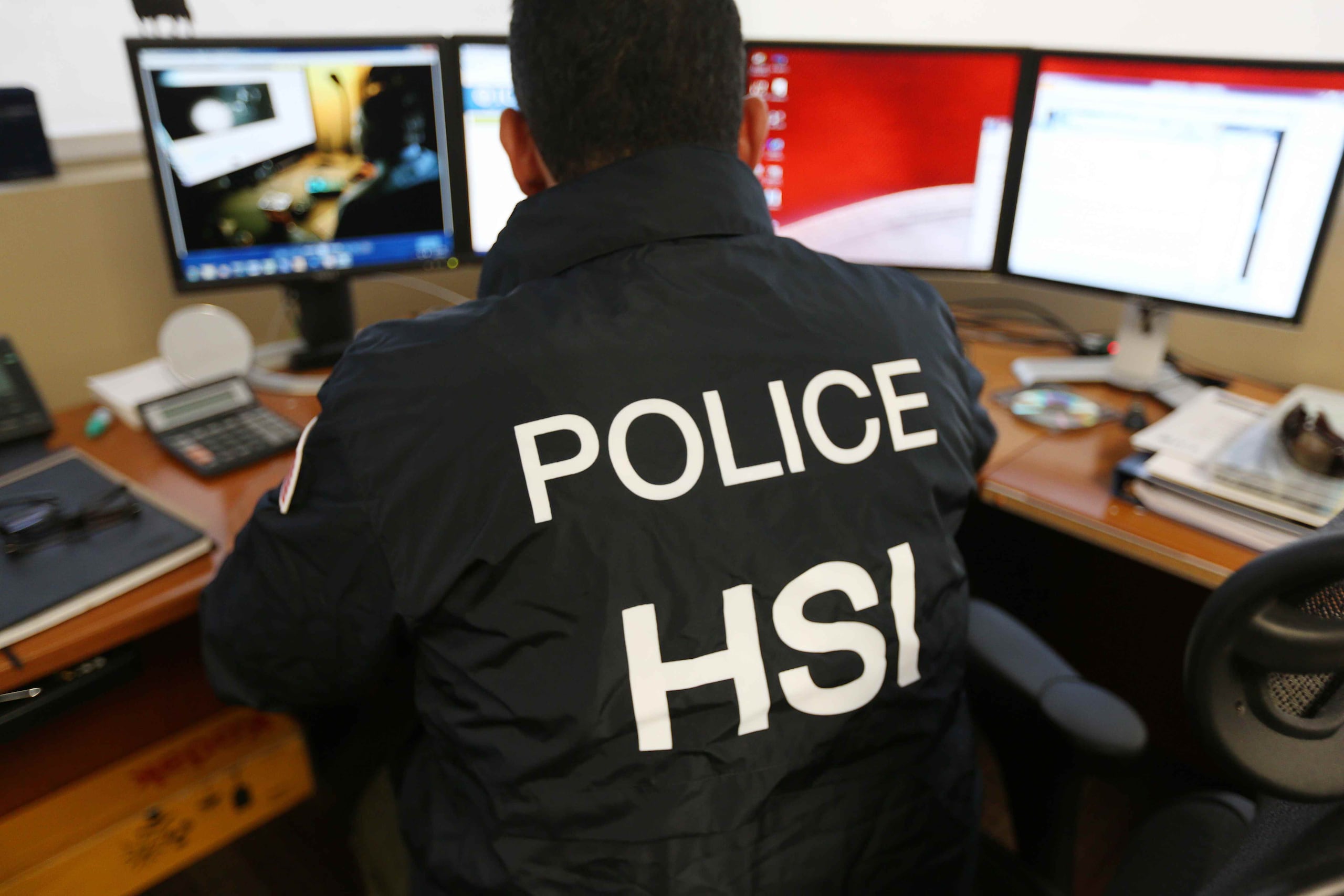 De acuerdo con las nuevas directrices dadas a conocer ayer por el alguacil de Los Ángeles Jim McDonnell, los agentes carcelarios además notificarán al ICE siete días antes de que estos detenidos queden en libertad. (Archivo)