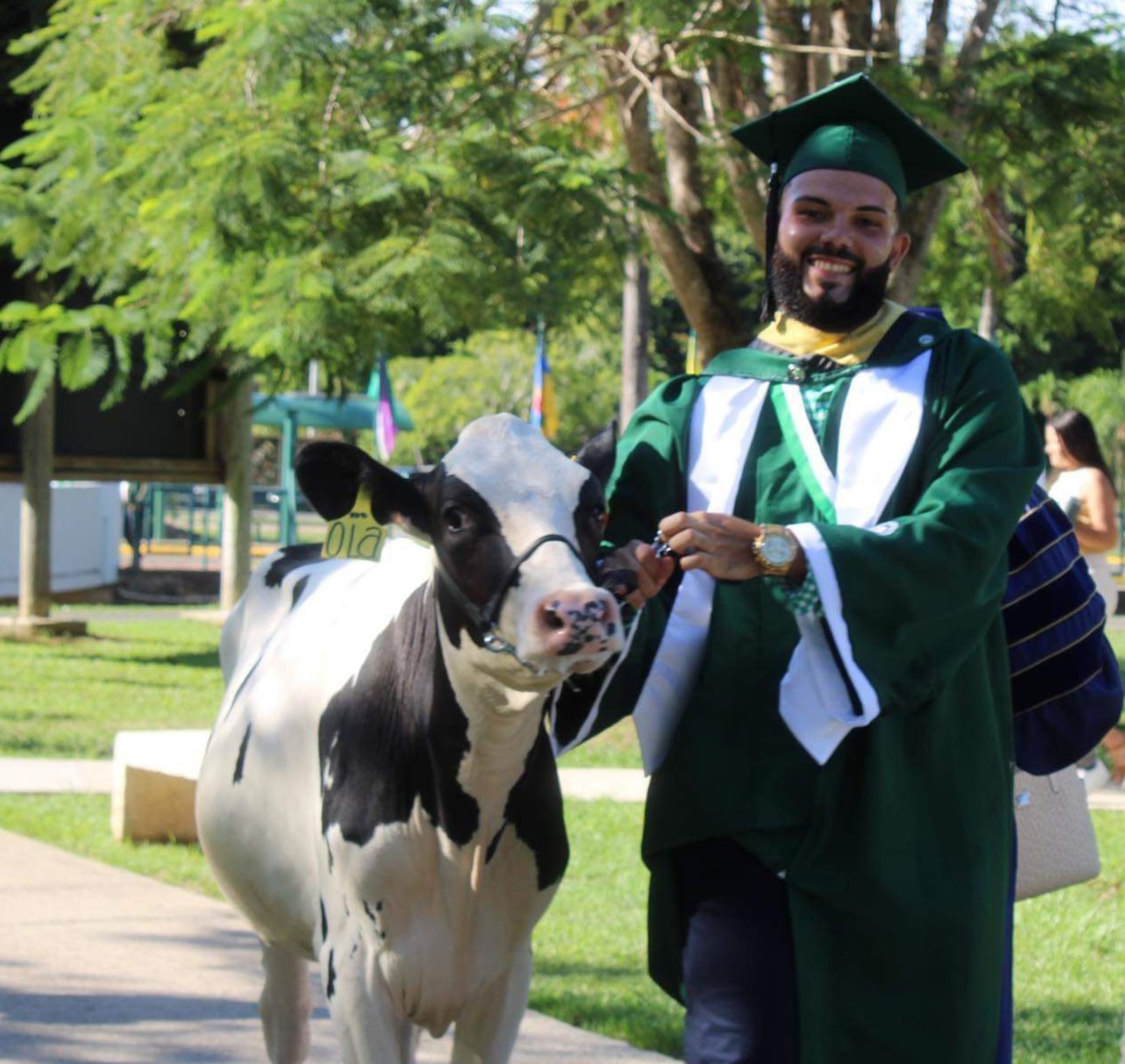 Joshua López Alfonzo acudió a su graduación del RUM junto a la novilla Ola.