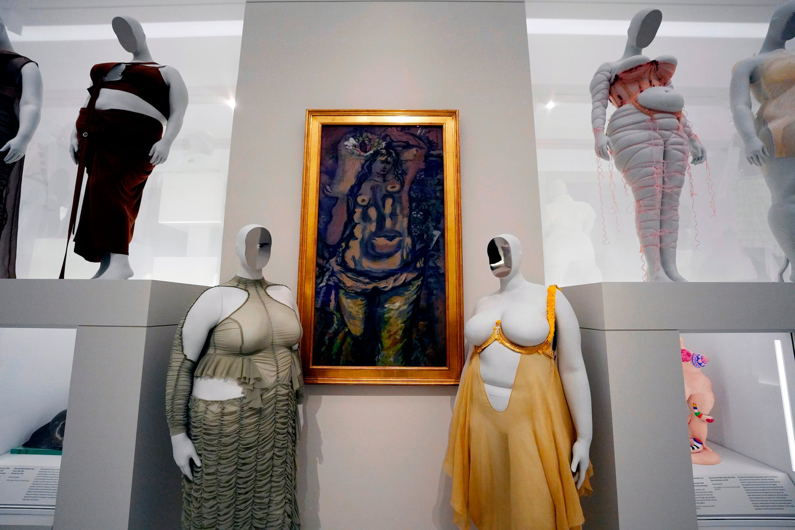 Diseños de la sección "Cuerpo Corpulento" se muestran en la exposición "Costume Art" (Arte del vestido) del Instituto del Vestido del Museo Metropolitano de Arte, el sábado 2 de mayo de 2026, en Nueva York. (Foto Charles Sykes/Invision/AP)