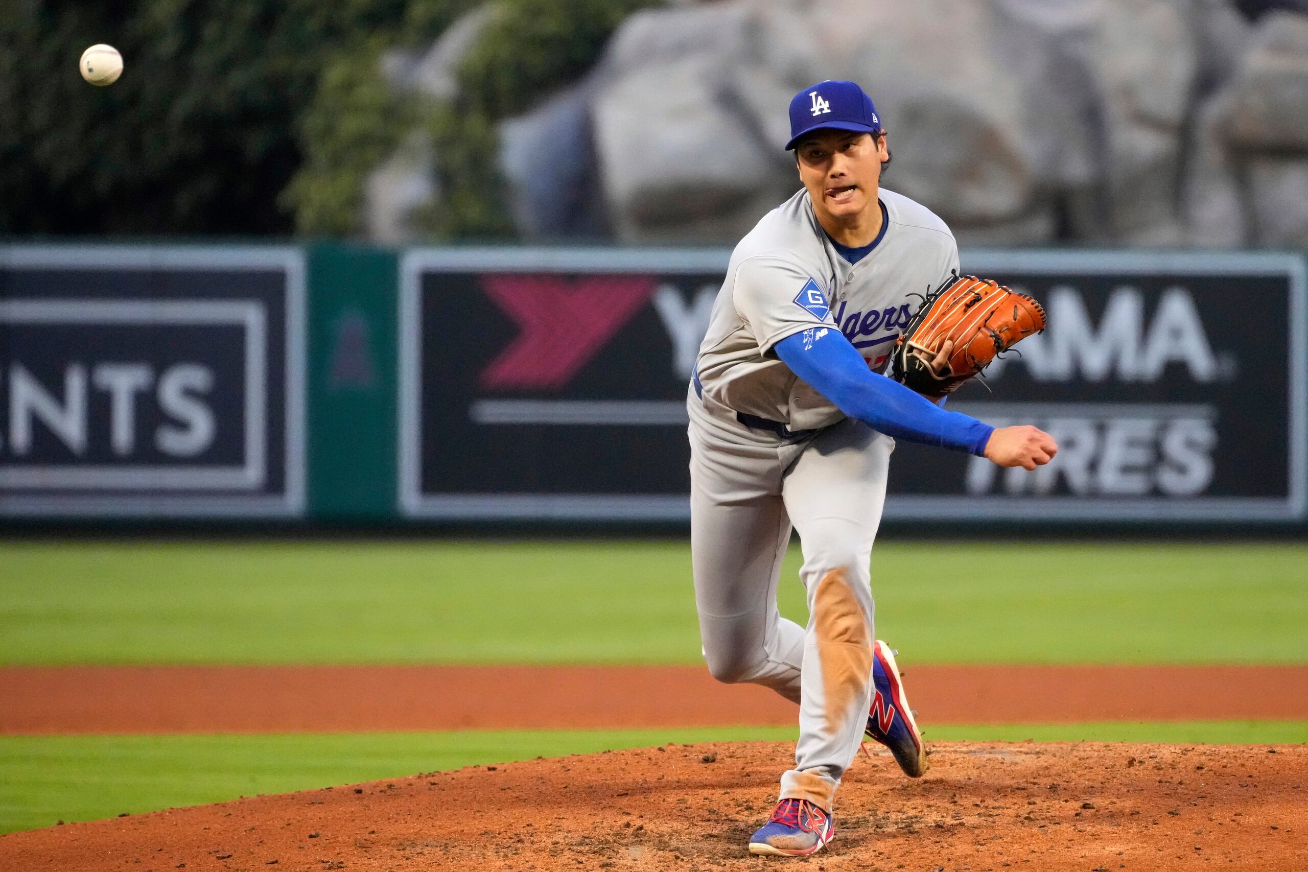 Shohei Ohtani trabajó durante cinco entradas en el partido ante su exequipo.