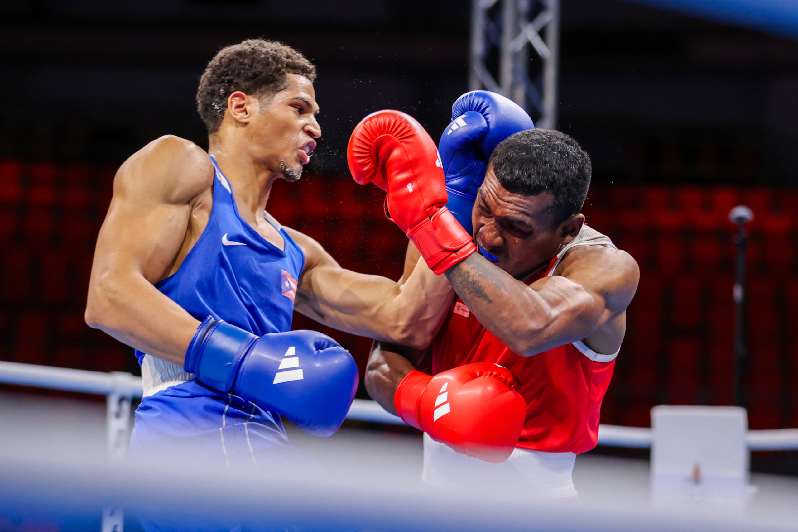 Ángel Llanos, aquí colando un úper de zurda ante el colombiano Alexander Rangel en la tercera ronda del Preolímpico, tiene desde este viernes en ese evento dos oportunidades para clasificar a París 2024.