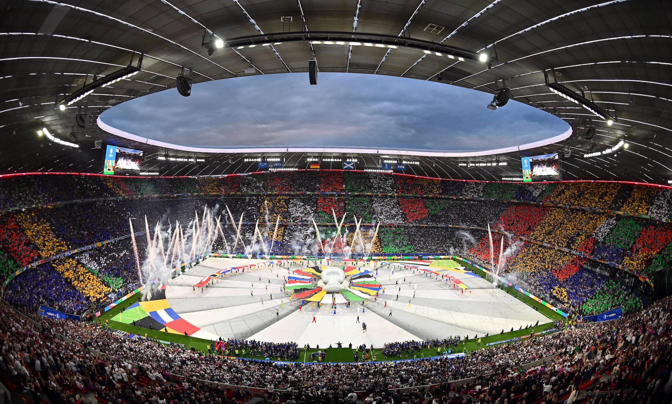 Bailarines actúan durante la ceremonia de apertura antes del partido del Grupo A entre Alemania y Escocia en la Eurocopa 2024 en Múnich, Alemania, el viernes 14 de junio de 2024. Un YouTuber alemán dice que llegó al campo durante la ceremonia de apertura de la Eurocopa disfrazado de mascota