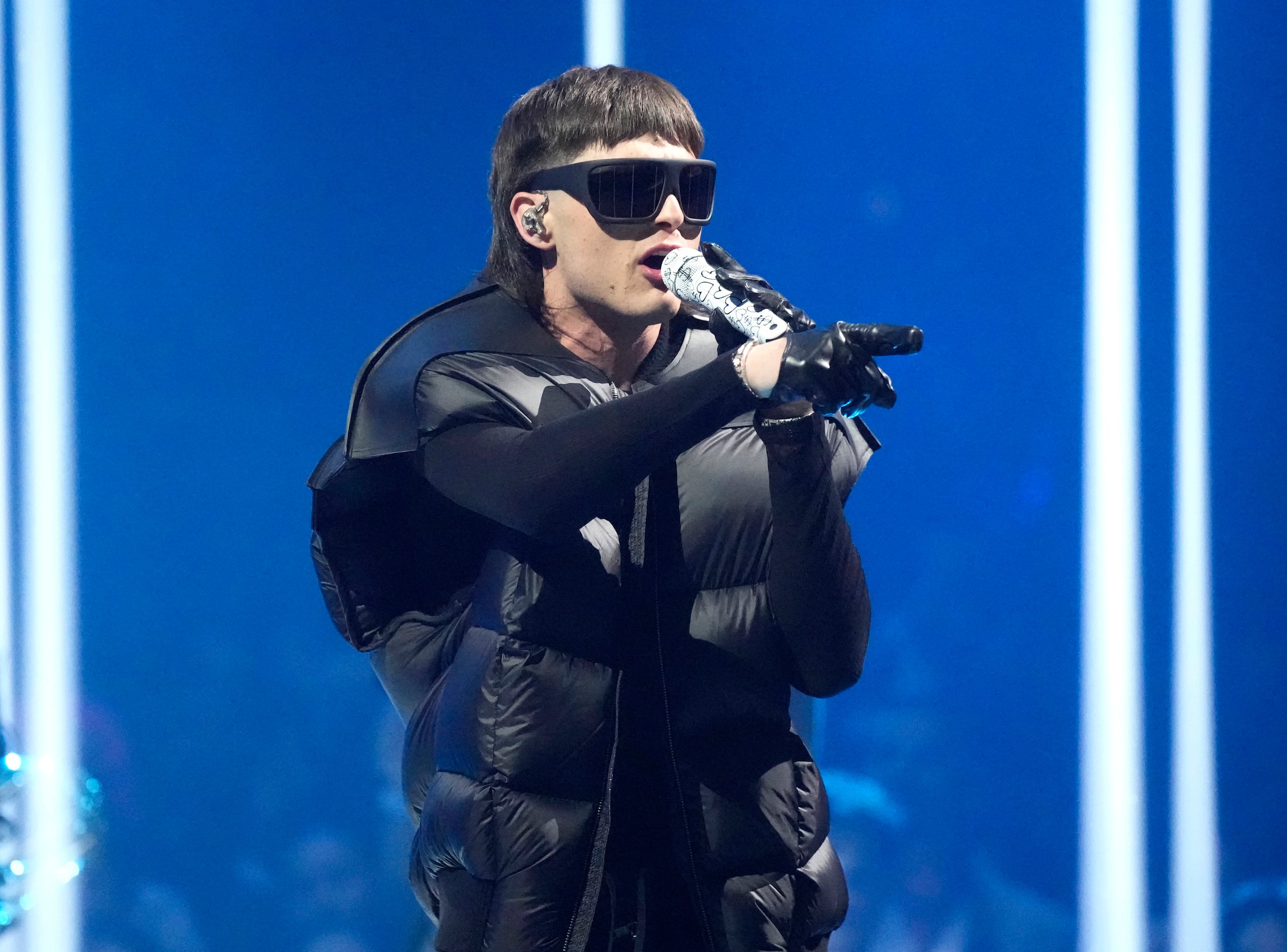 Peso Pluma durante su presentación en los Premios MTV a los Videos Musicales 2023.