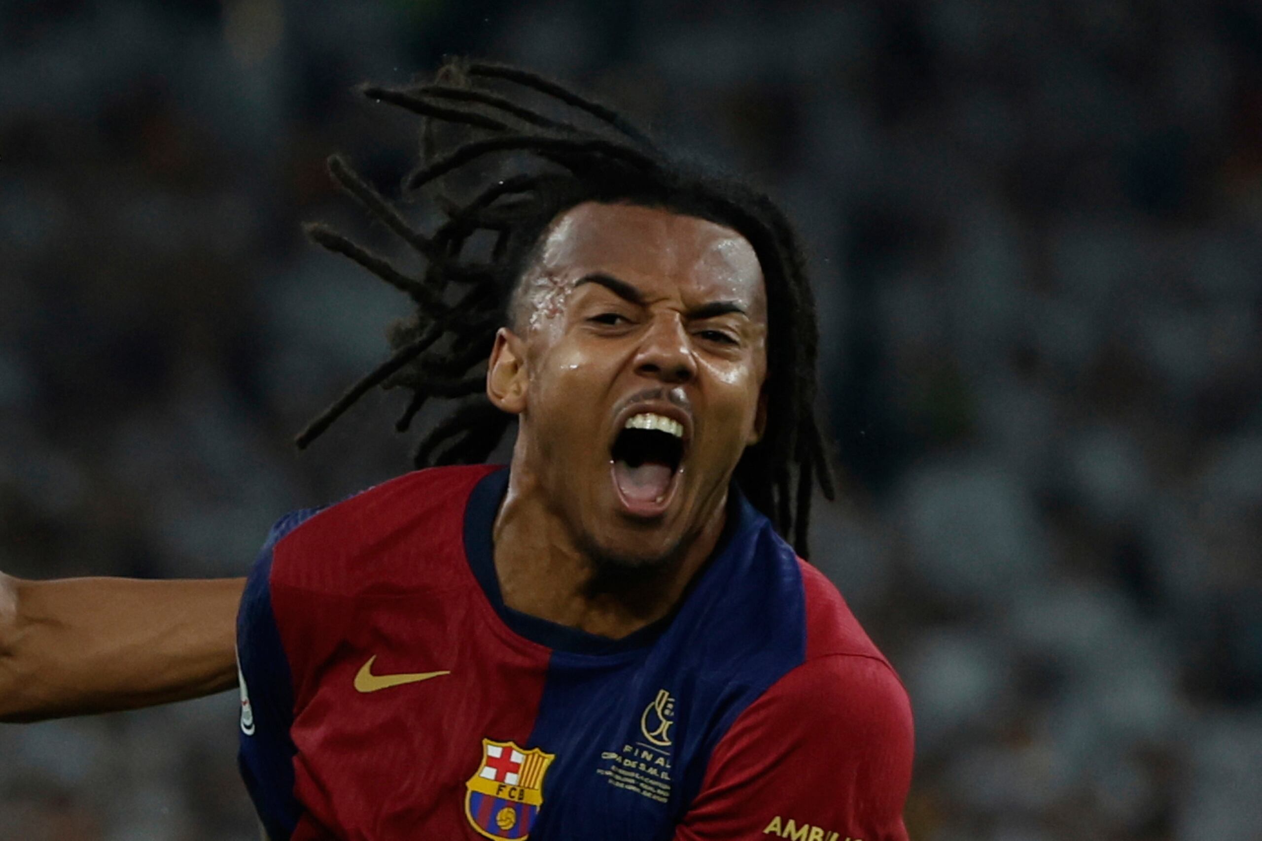 Jules Koundé, del Barcelona, celebra después de anotar el tercer gol de su equipo durante el partido final de la Copa del Rey entre el Barcelona y el Real Madrid en el estadio Estadio de La Cartuja en Sevilla, España, el domingo 27 de abril de 2025.