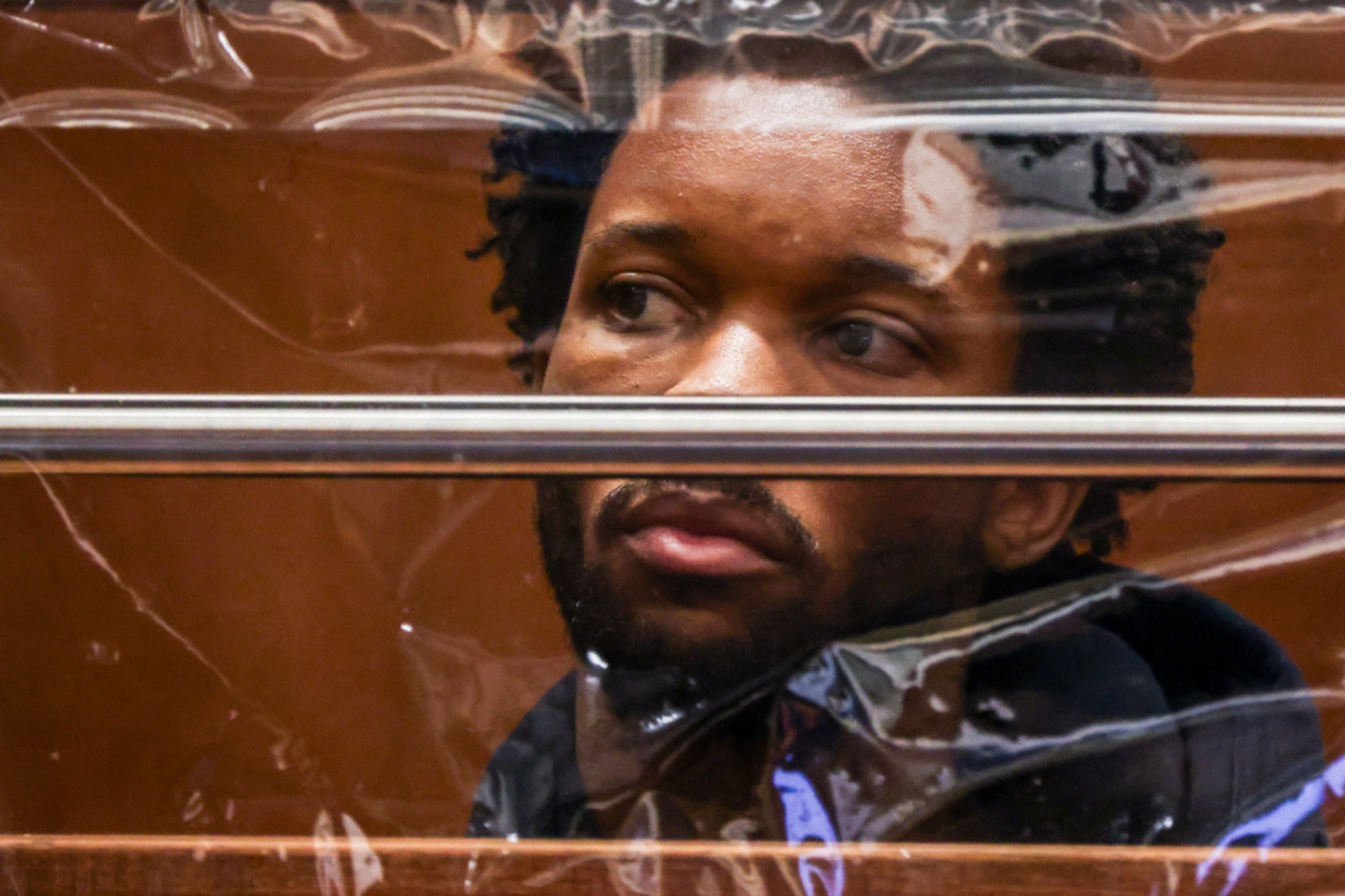 David Anthony Burke, cuyo nombre artístico es D4vd, compareció el lunes, 20 de abril de 2026, en Los Ángeles, acusado de asesinar a una niña de 14 años cuyo cuerpo desmembrado fue encontrado en su carro.