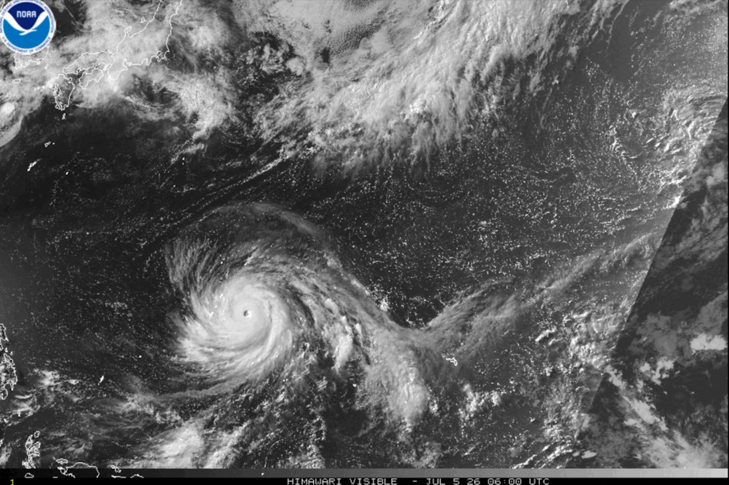 Esta imagen satelital de la NOAA muestra al tifón Bavi acercándose al territorio insular estadounidense de Guam en el Pacífico, el 5 de julio de 2026.