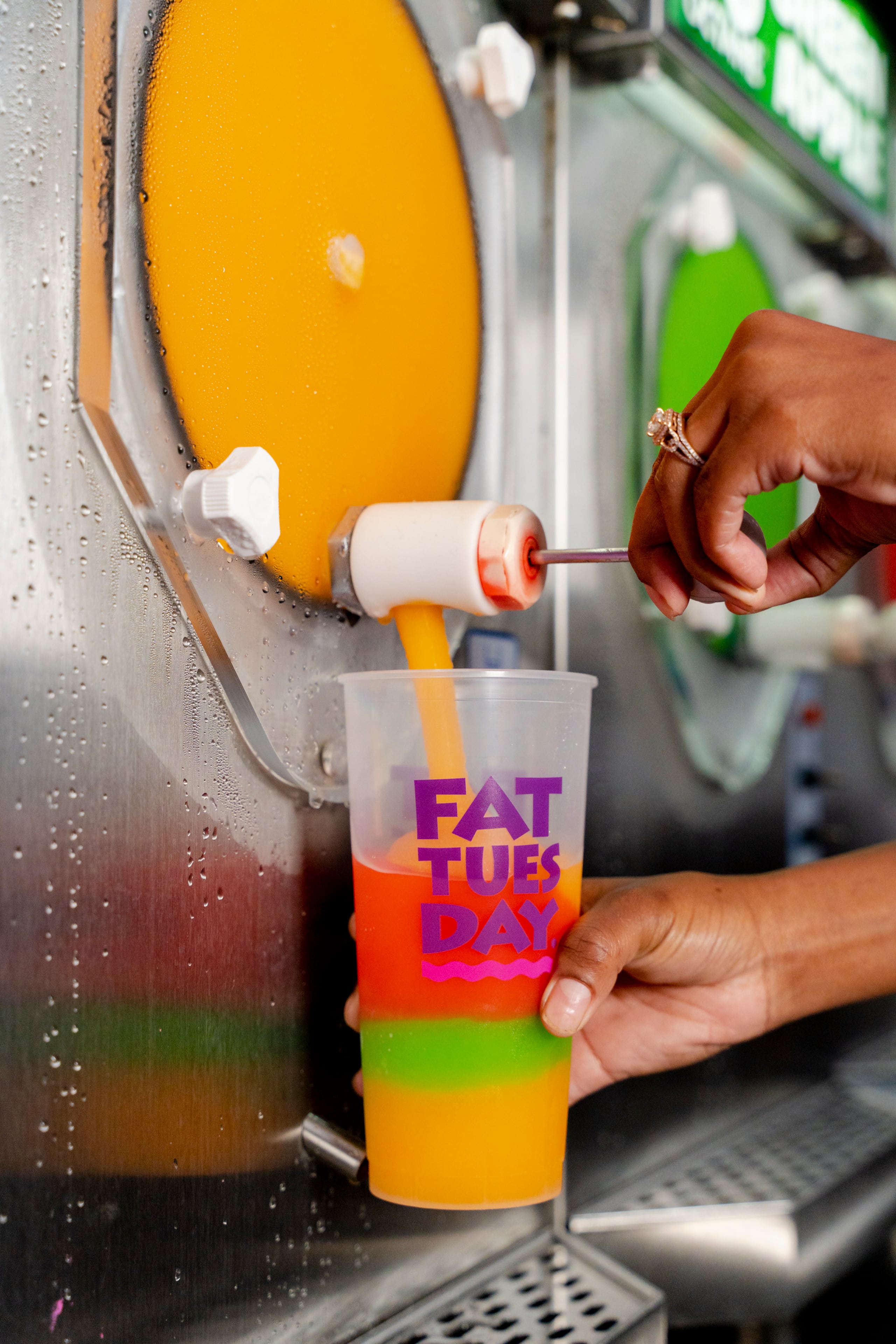 Entre las bebidas de Fat Tuesday se encuentran 190 Octane, Cat 5 Hurricane, Piña Colada, Limonada Eléctrica, Margarita clásica, Mango y 190 Blue Raspberry, entre otras.