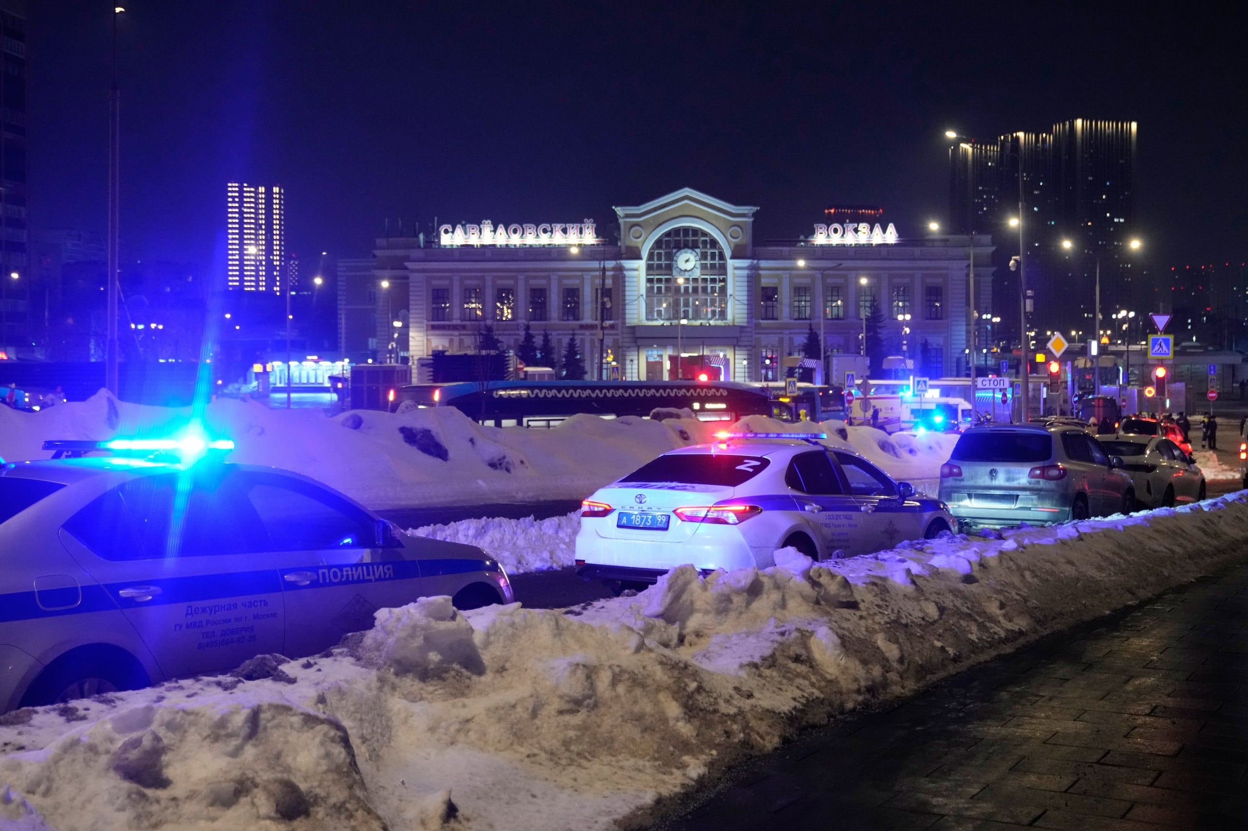 Policías y servicios de emergencia en el lugar de un ataque contra un vehículo policial cerca de la estación ferroviaria Savyolovsky, el martes 24 de febrero de 2026, en Moscú. (AP Foto)