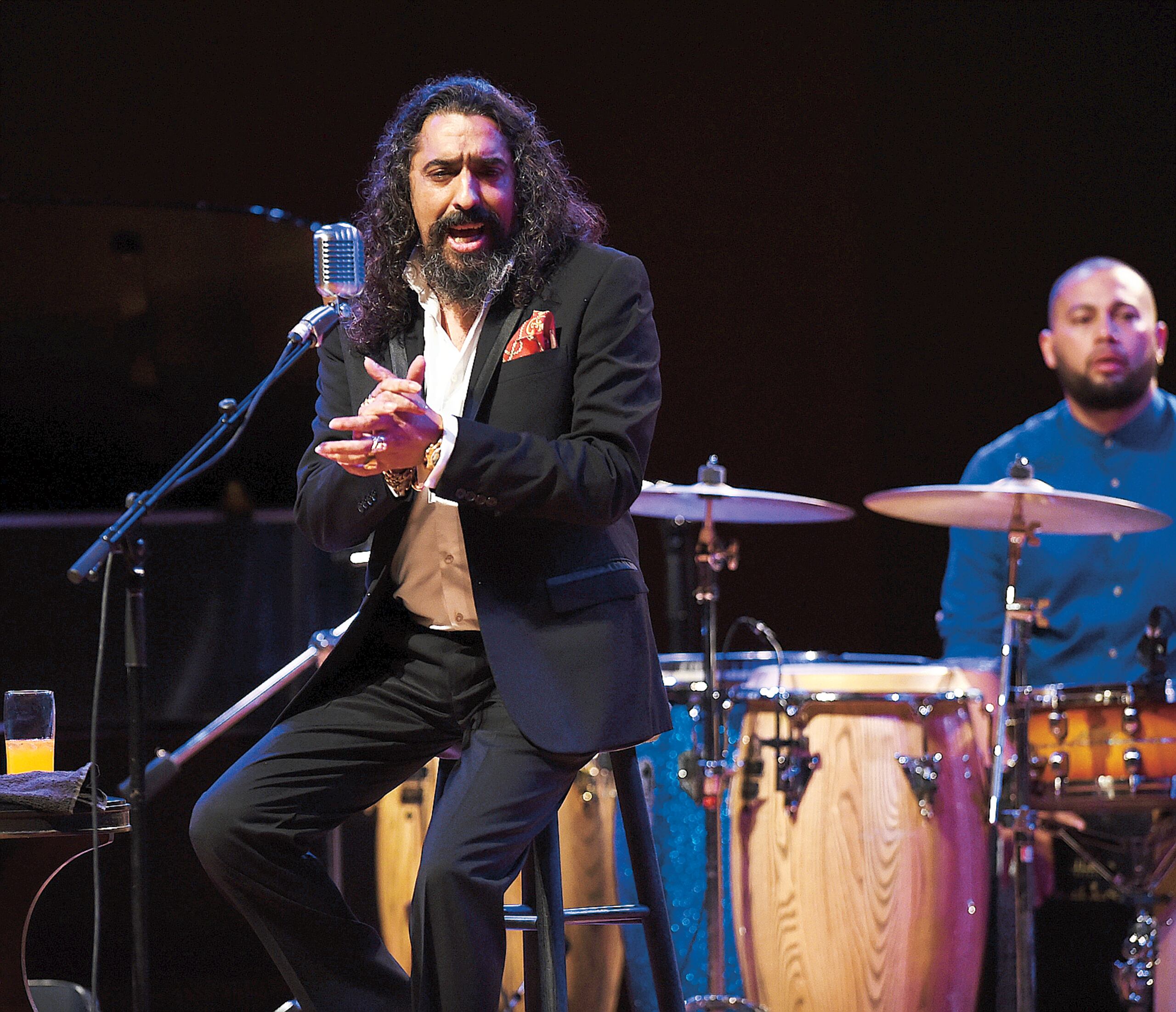El intérprete de flamenco incorpora distintos géneros musicales en el nuevo concierto.