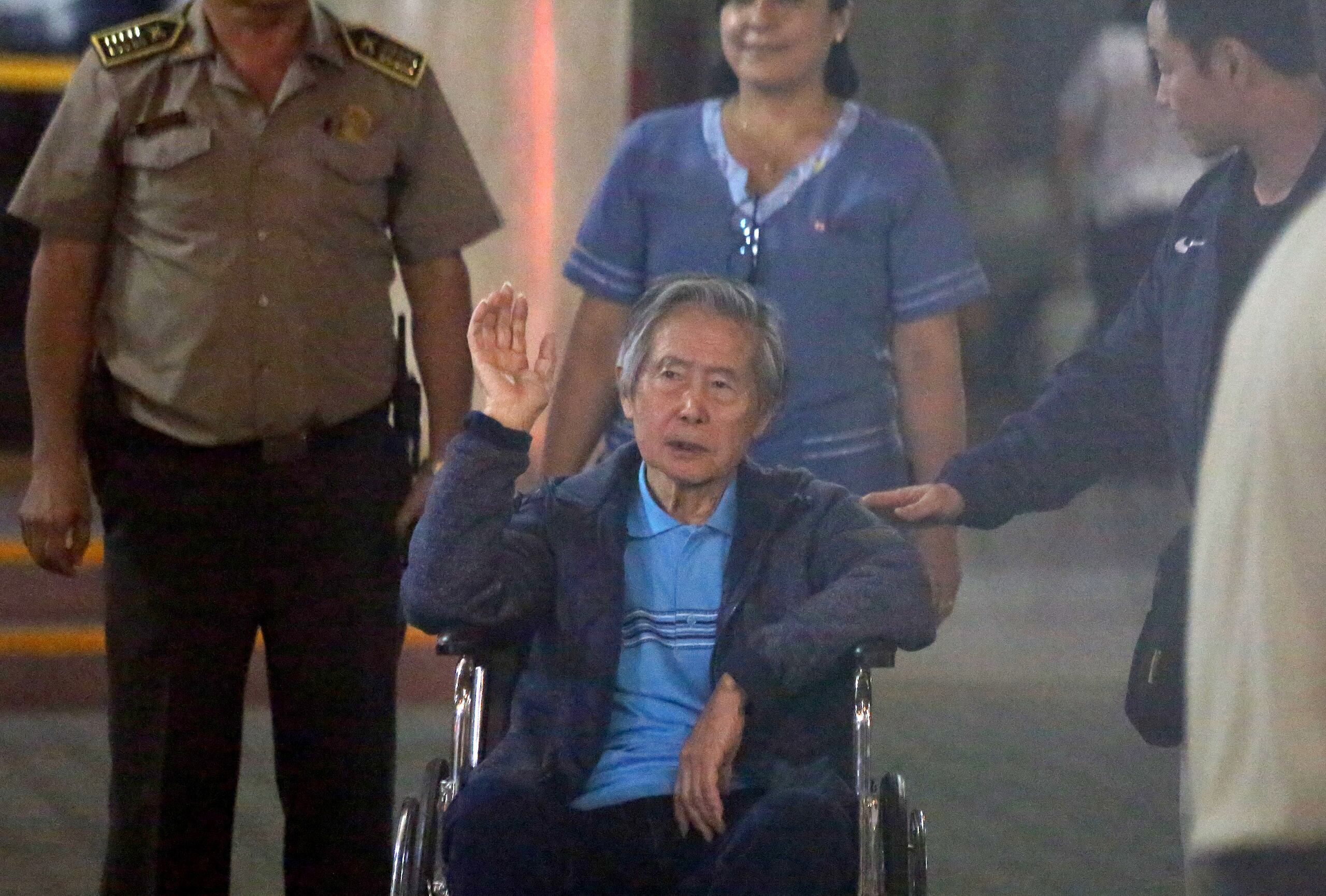 Fujimori, quien ahora pretende intentar aspirar a la presidencia de Perú, fue liberado de prisión por razones humanitarias, bajo súplicas de que su salud no le permitía tolerar la condena que cumplía.