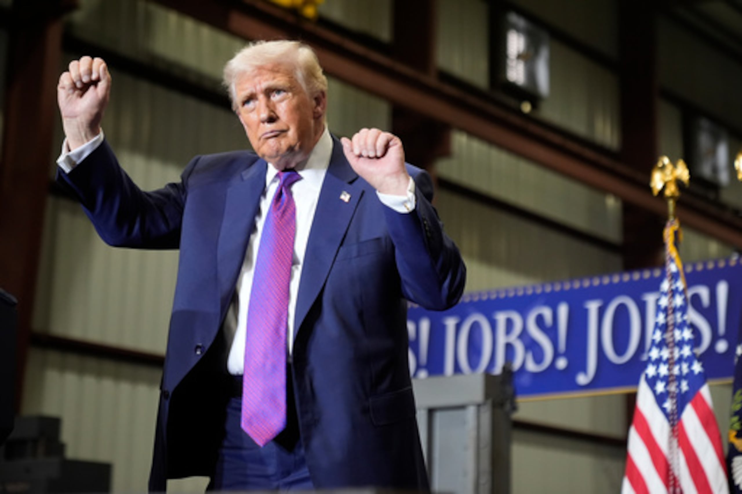 El presidente Donald Trump baila después de hablar en un mitin en Coosa Steel Corporation en Rome, Georgia, el jueves 19 de febrero de 2026. (AP Photo/Mark Schiefelbein)