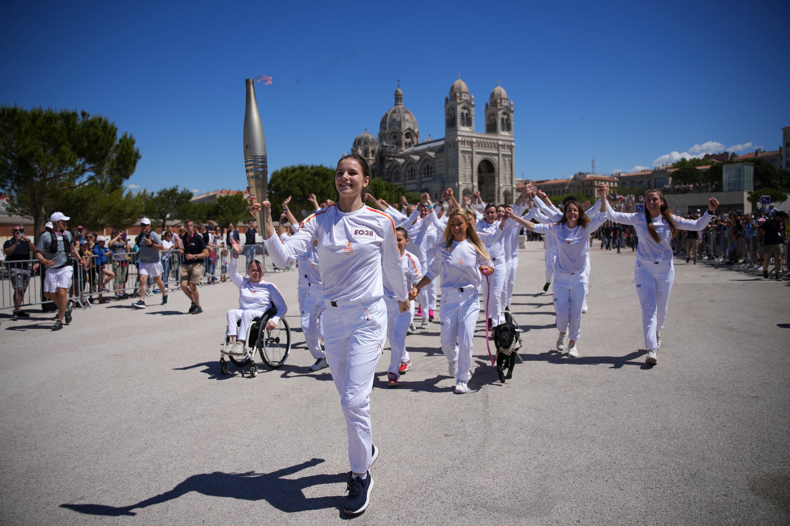María Vysotchanska, de Ucrania, fue una de las invitadas a cargar la antorcha olímpica en el recorrido de Francia.
