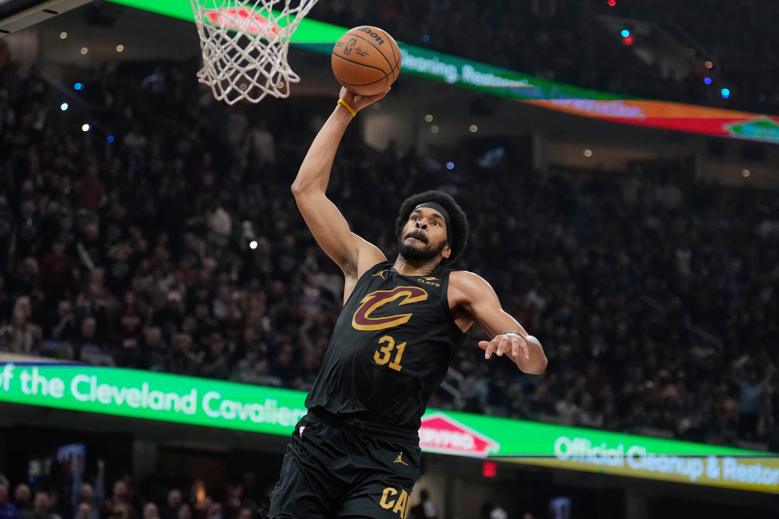Jarrett Allen (31), de los Cavaliers de Cleveland, se alza para retacar el balón en la segunda mitad del séptimo juego de la serie de primera ronda de playoffs del baloncesto de la NBA contra los Raptors de Toronto, el domingo 3 de mayo de 2026, en Cleveland. (AP Foto/Sue Ogrocki)
