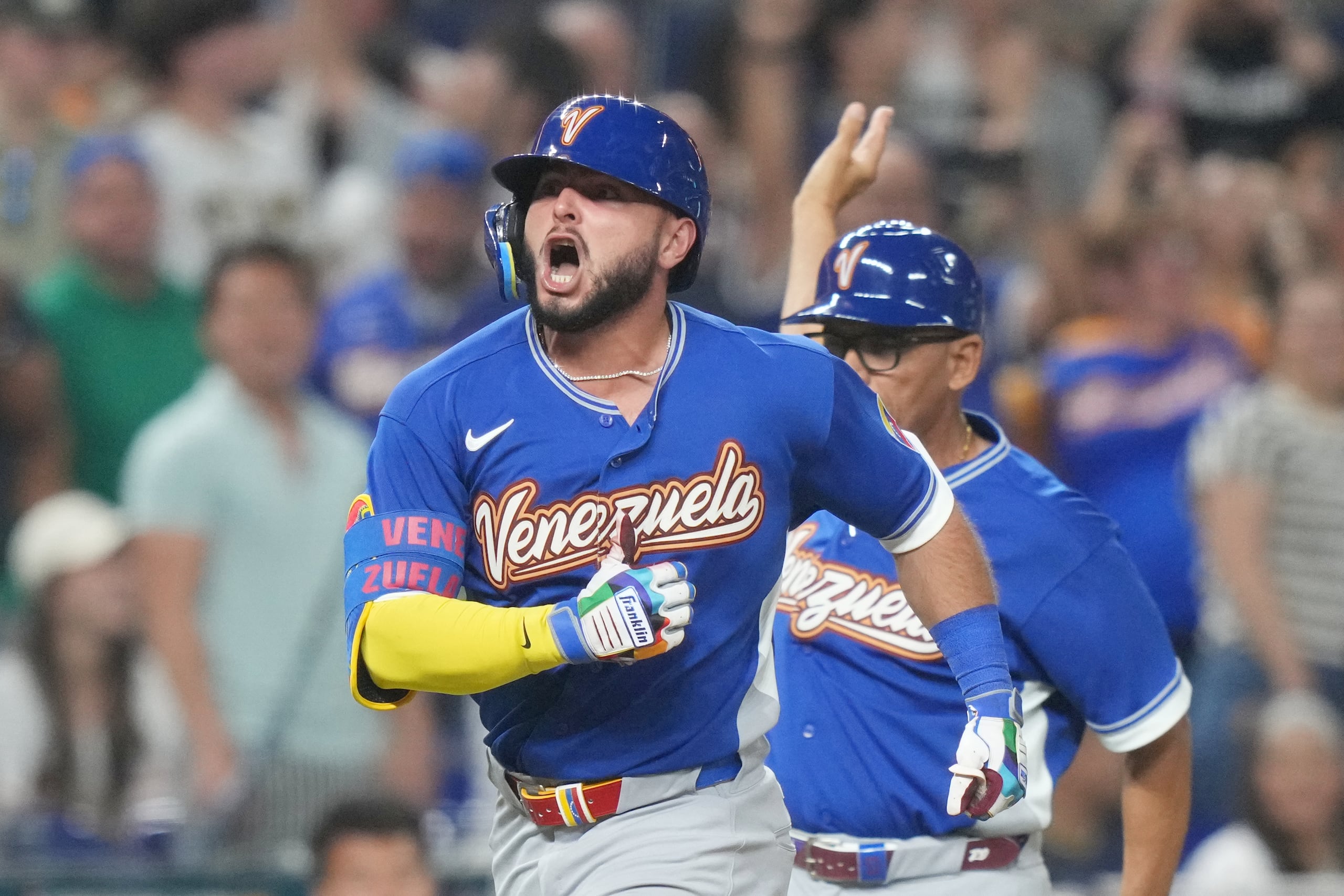 Wilyer Abreu celebra luego de conectar un cuadrangular ante Japón en los cuartos de final del Clásico Mundial de Béisbol.