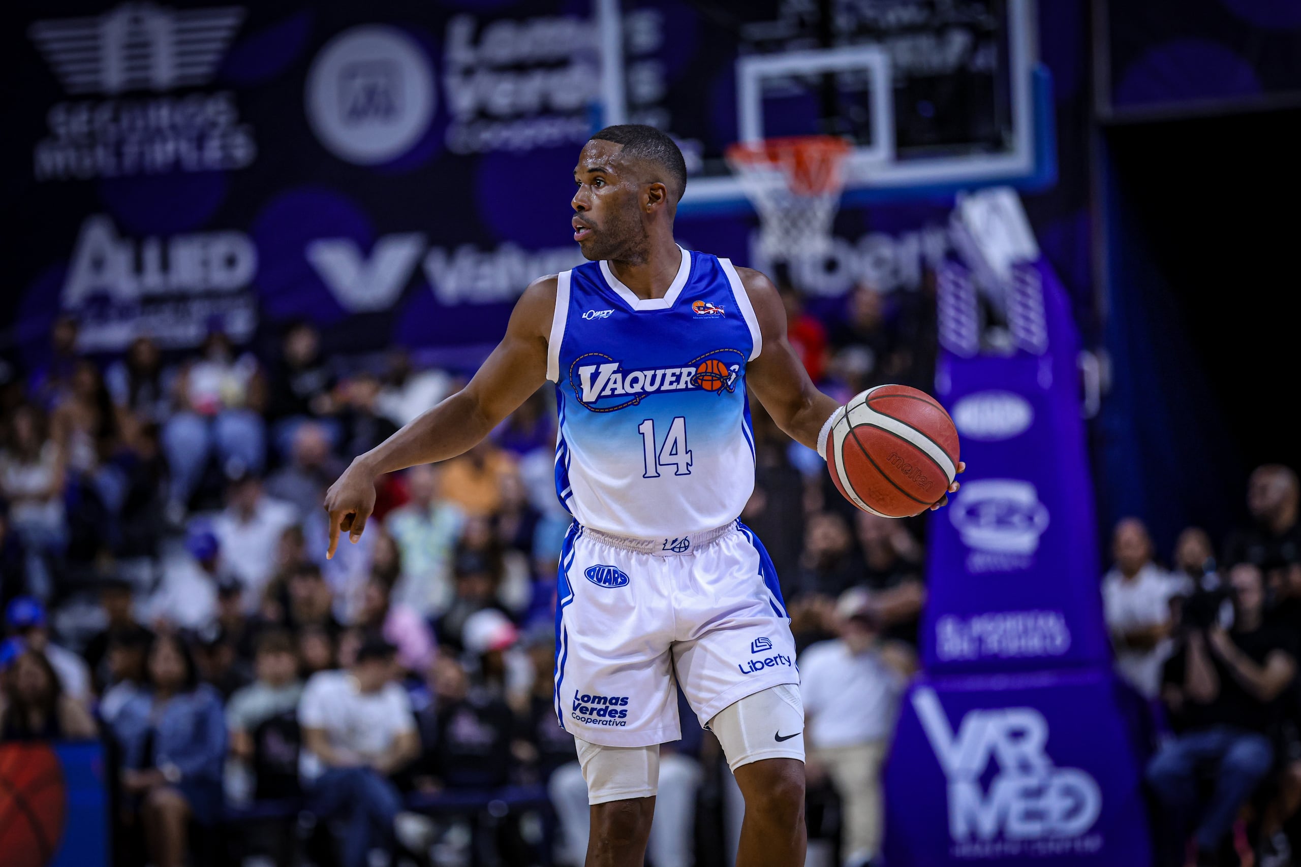 Primer juego de la final del BSN 2025 entre los Vaqueros y los Leones en Bayamón.