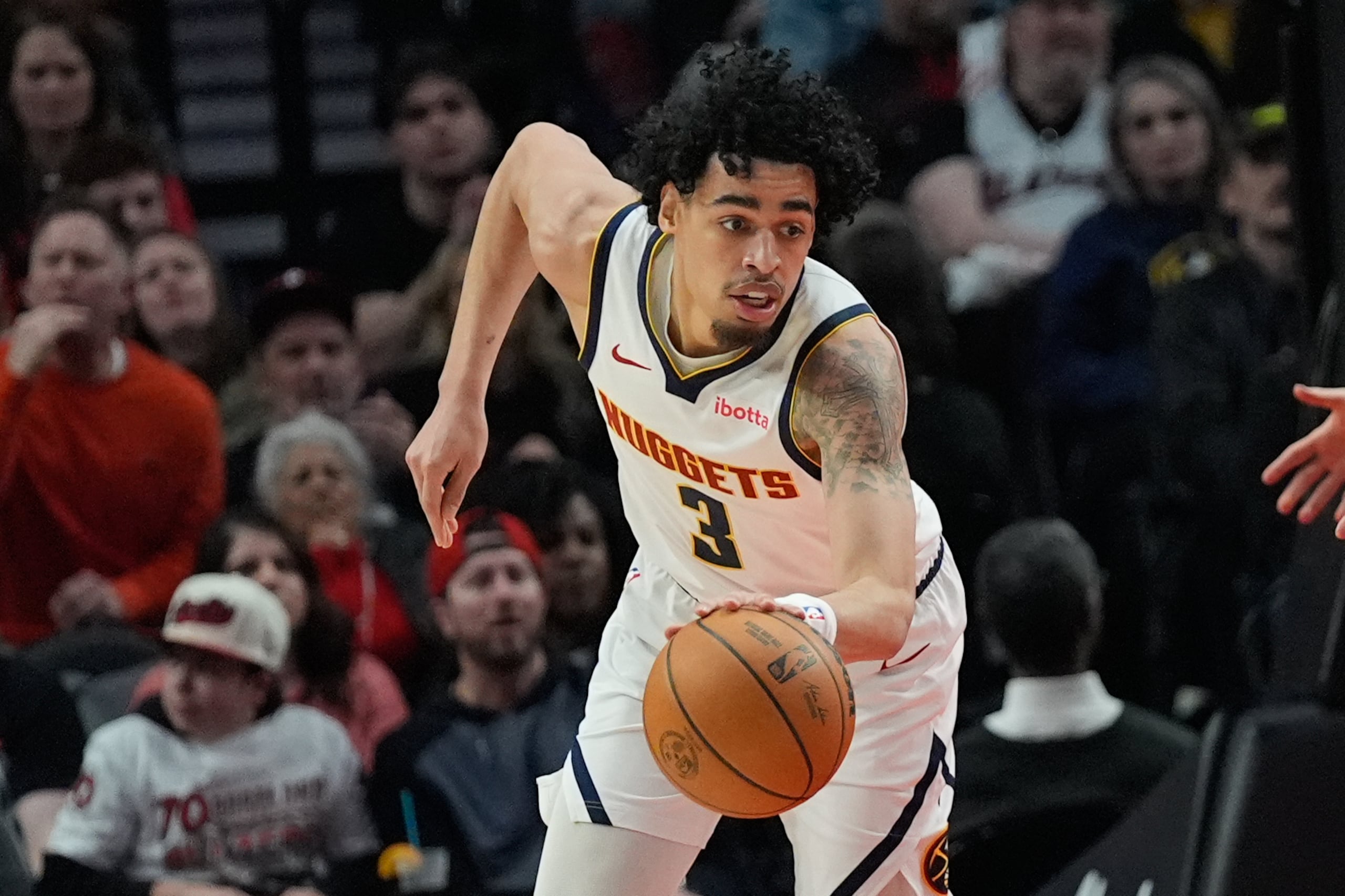 El boricua Julian Strawther busca el balón durante un partido entre los Nuggets de Denver y los Trail Blazers de Portland.
