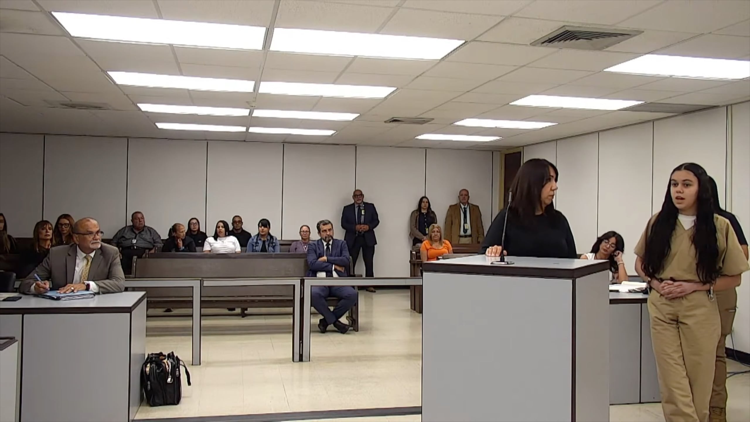 La licenciada Rocío Revelles Ponce, de la Sociedad para Asistencia Legal (SAL), junto a la acusada Anthonieska Avilés Cabrera.