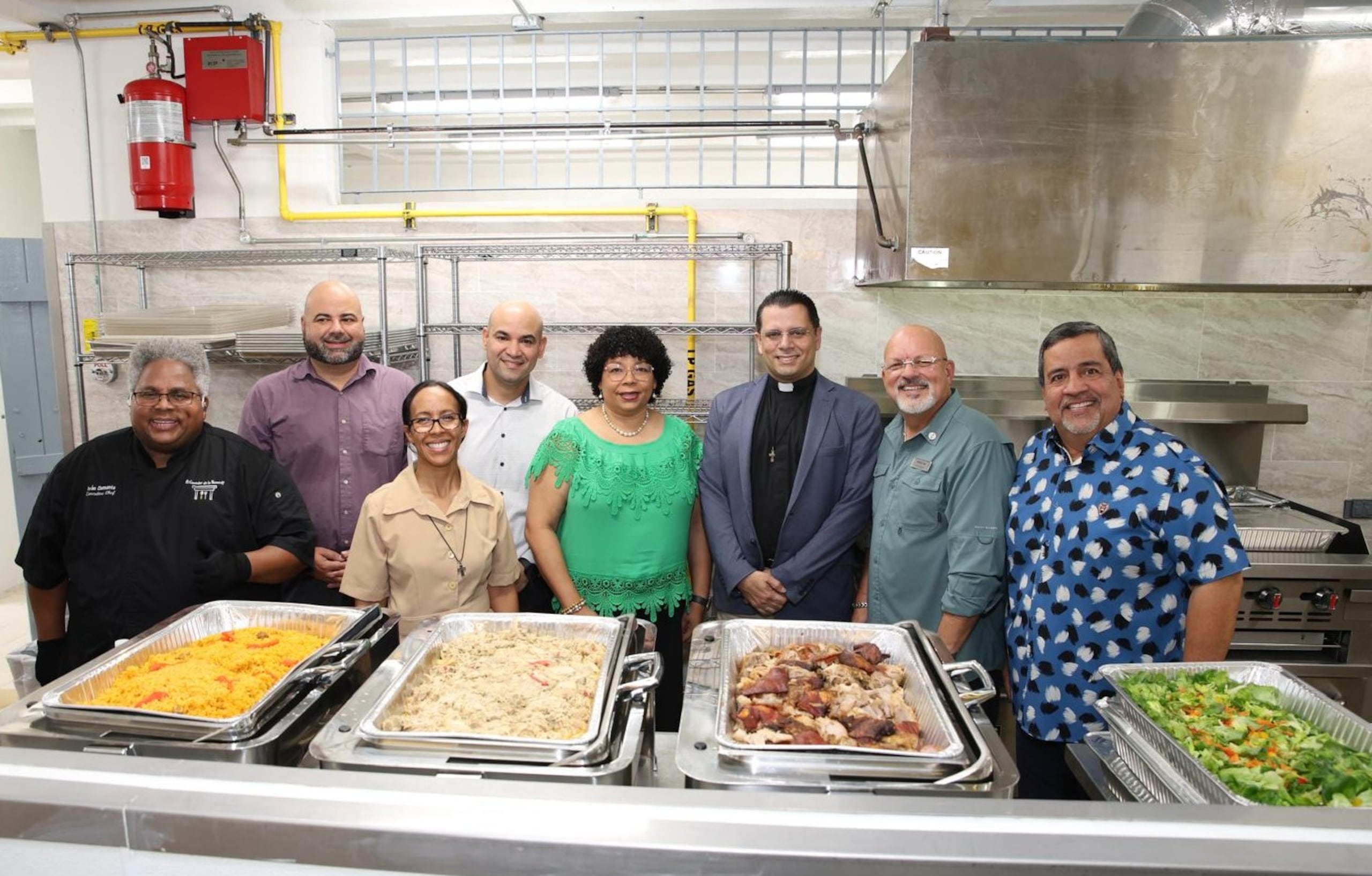 Durante la inauguración de la nueva cocina de Proyectos Alegría, el chef Iván Clemente, del Comedor de la Kennedy, cocinó.