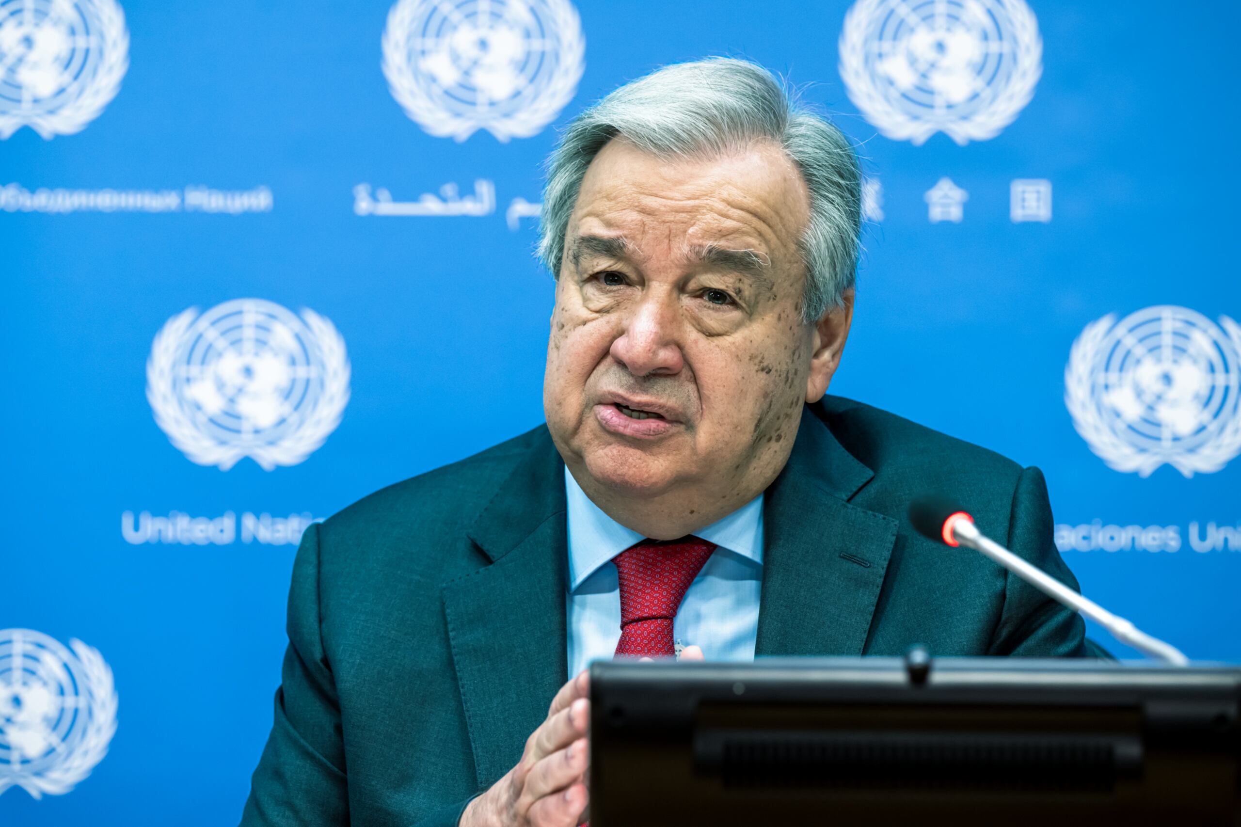El secretario general de la ONU, António Guterres, mientras da detalles a los periodistas sobre su informe de política sobre integridad de la información en la plataformas digitales.