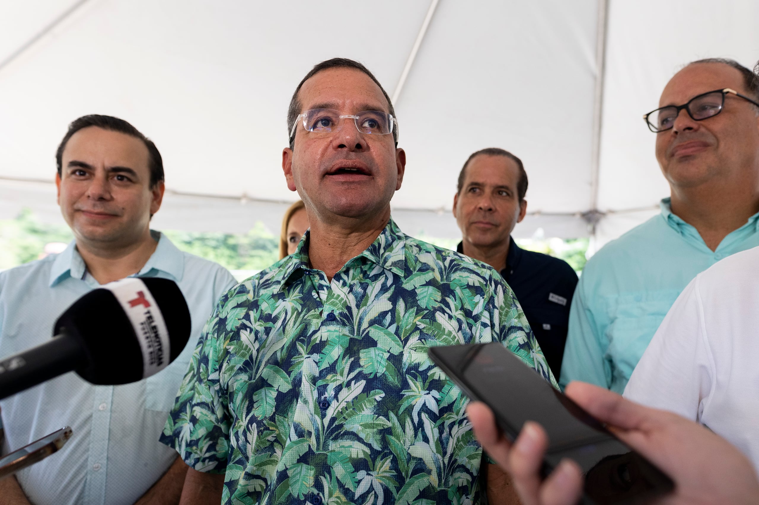 El primer ejecutivo, quien participó hoy de una entrega de regalos en Guaynabo, restó importancia a los retrasos en las reparaciones de unidades generatrices.