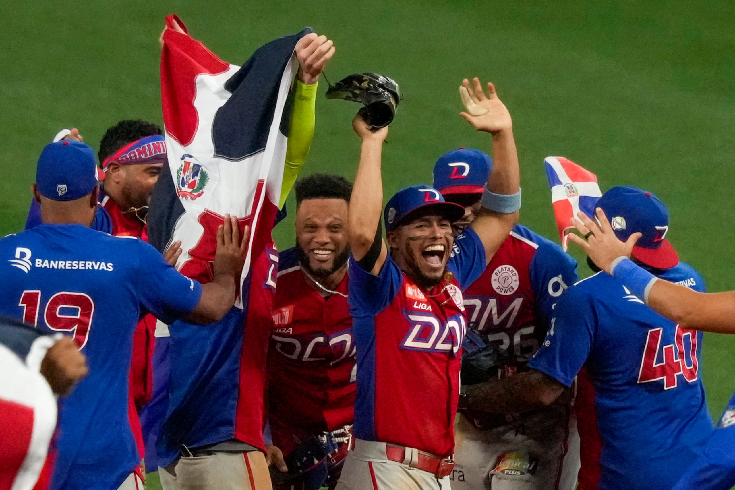 Los jugadores de República Dominicana celebran la victoria de su equipo por 3-0 sobre Venezuela al final de su último partido de béisbol de la Serie del Caribe, en Caracas, Venezuela, el viernes 10 de febrero de 2023. (Foto AP/Fernando Llano)