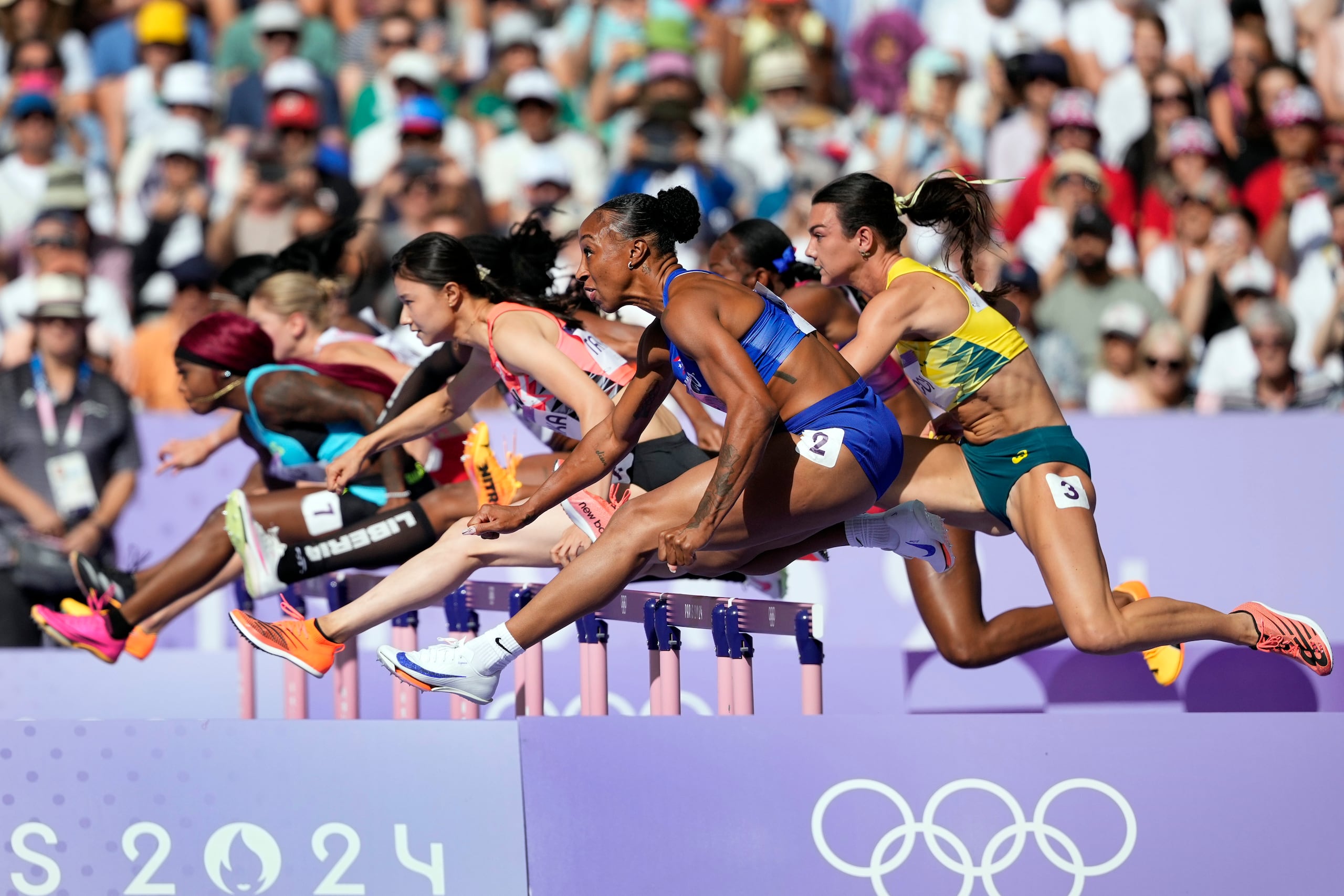 Esta imagen muestra lo cerrado que fue el primer heat de Jasmine Camacho Quinn al inicio de la prueba hoy en París.